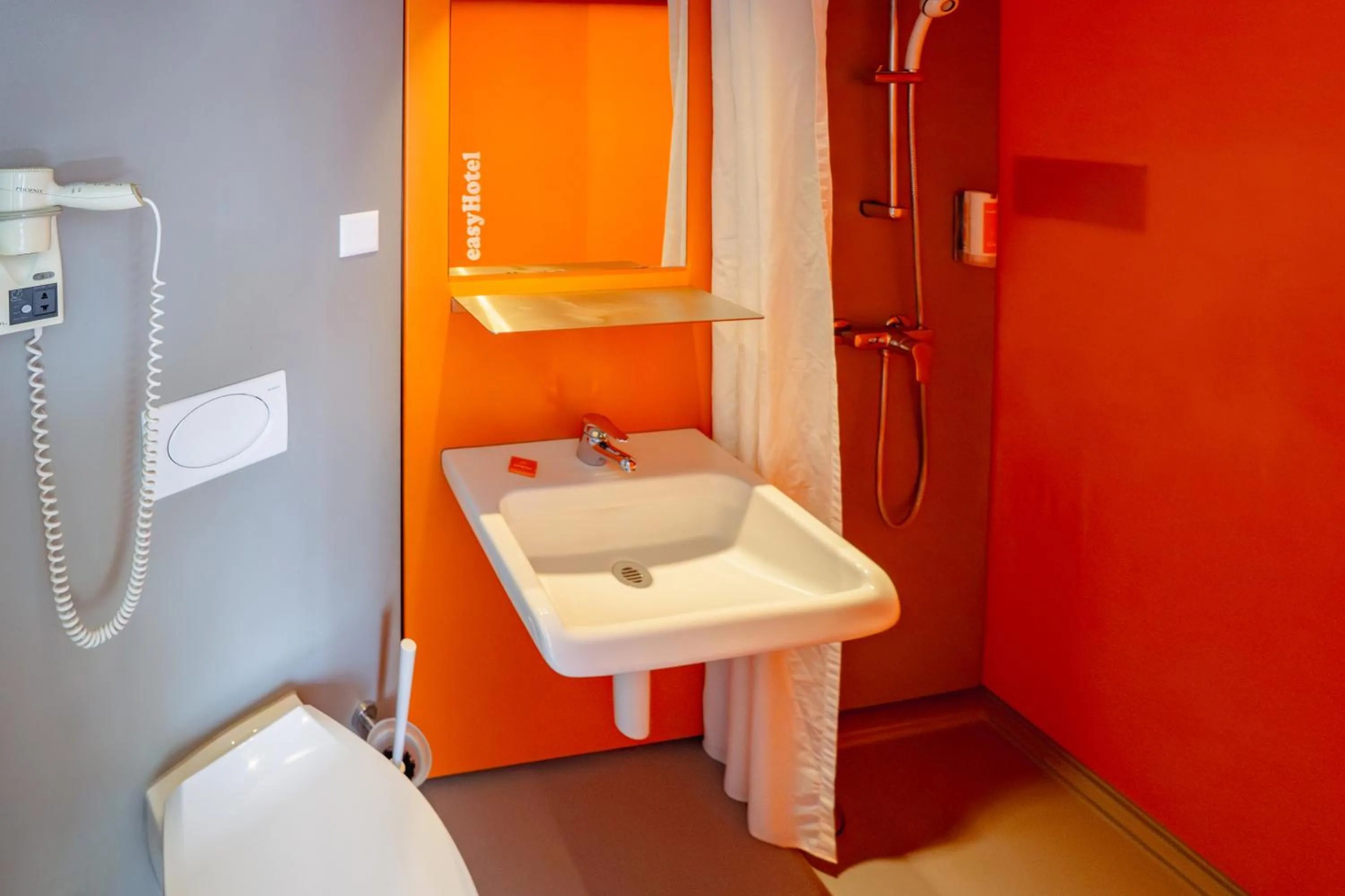 Shower in easyHotel Zürich City Centre