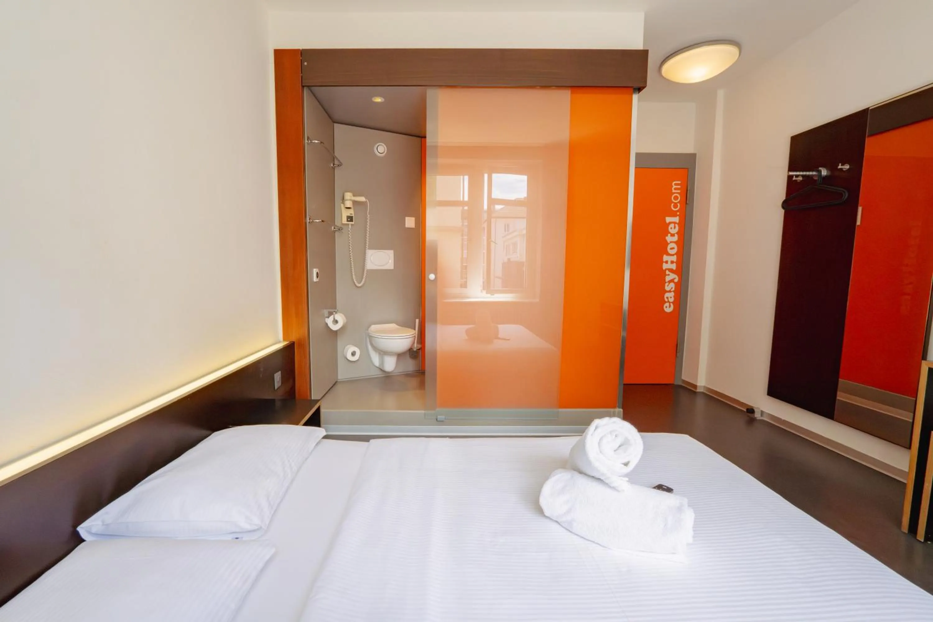 Photo of the whole room, Bed in easyHotel Zürich City Centre