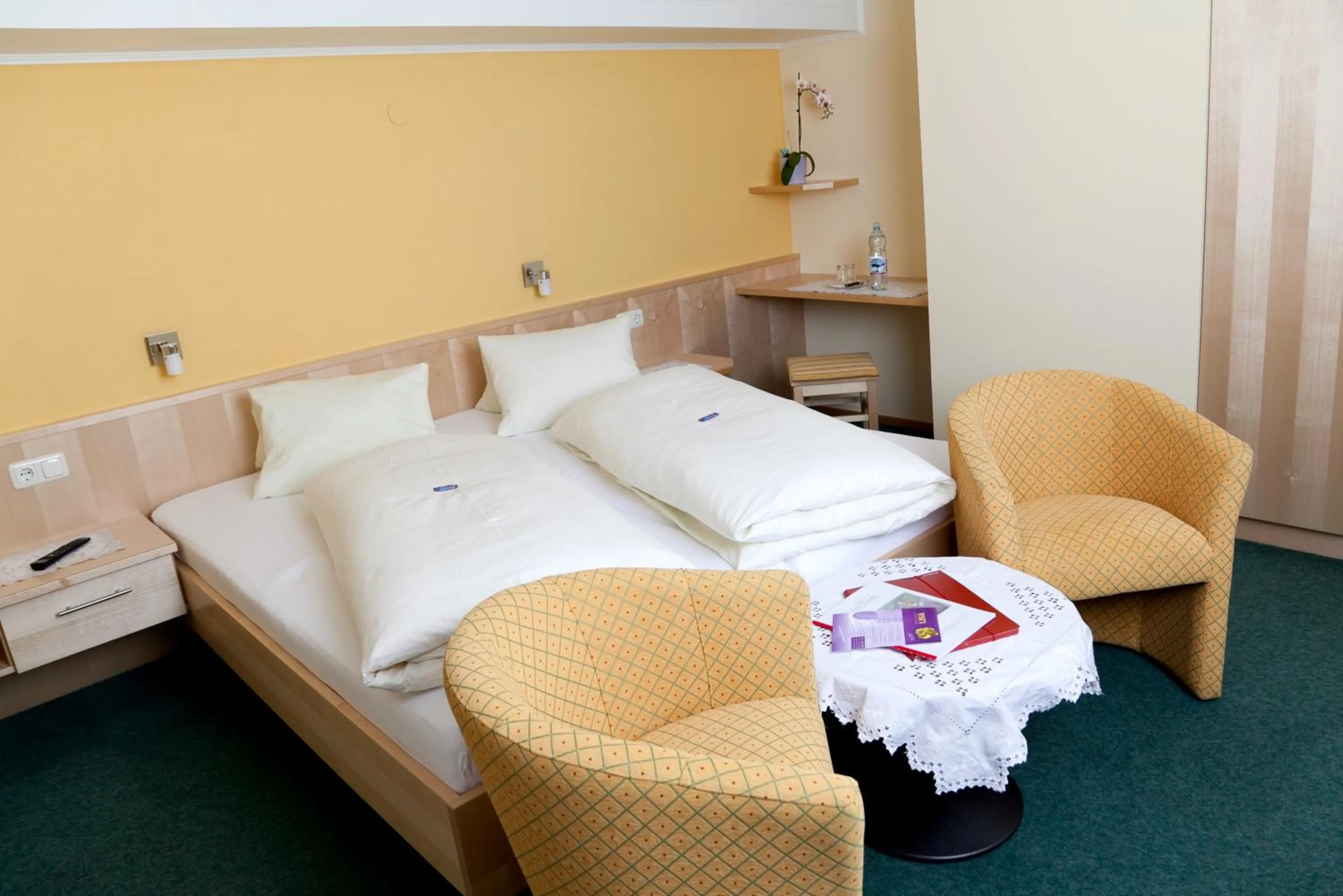 Photo of the whole room, Bed in Hotel Garni Burger