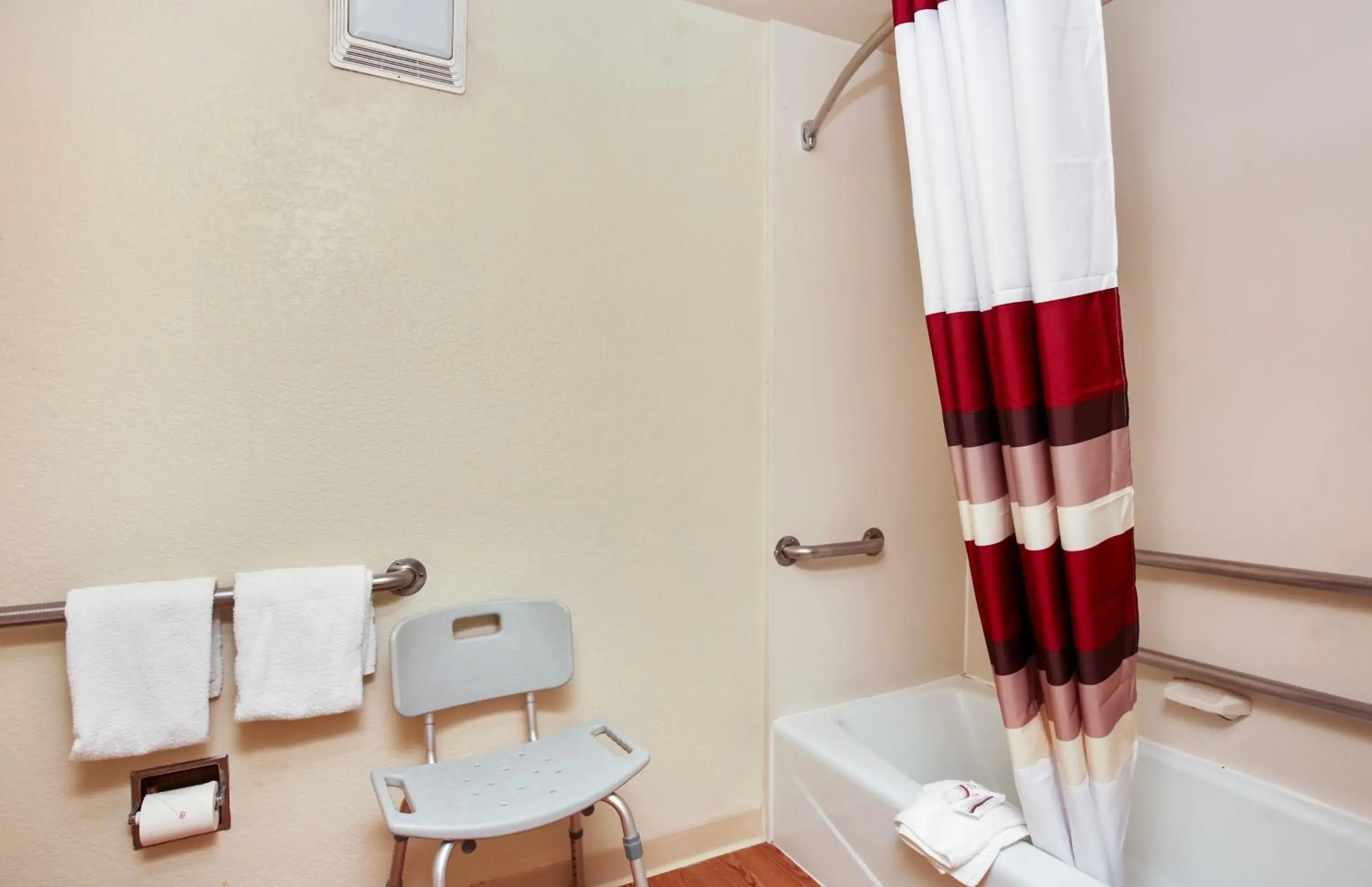 Deluxe King Room Disability Access Non-Smoking in Red Roof Inn Santa Ana Deluxe King Room Disability Access Non-Smoking in Red Roof Inn Santa Ana