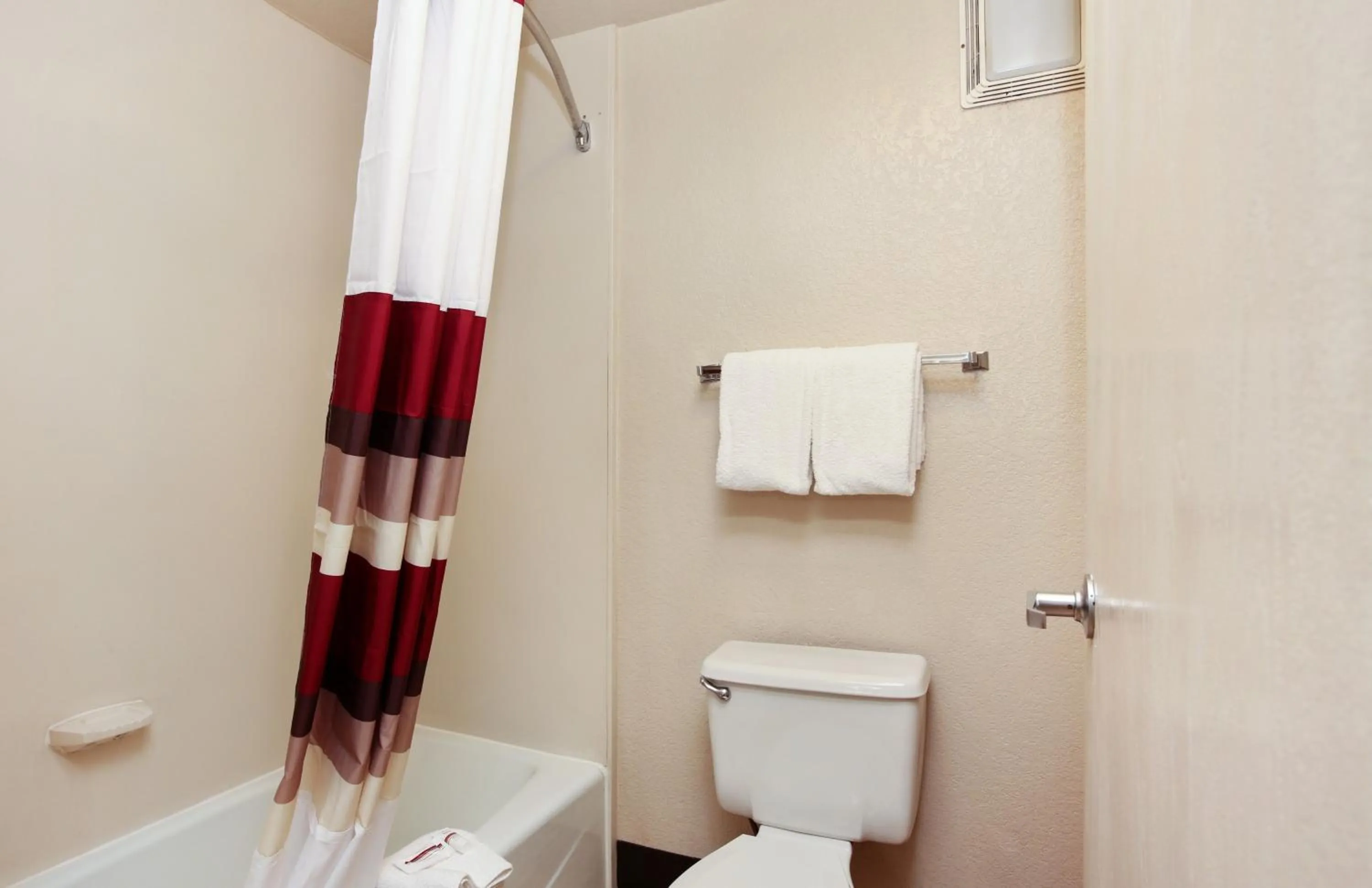 Bathroom in Red Roof Inn Santa Ana