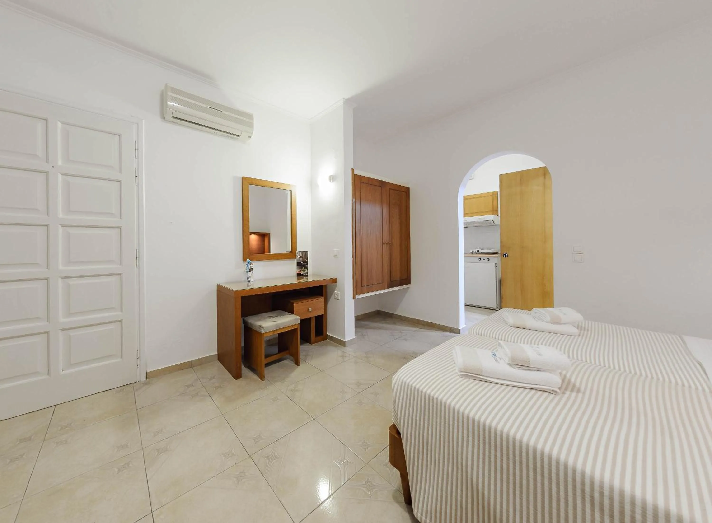 Kitchen or kitchenette, Bed in Zante Palace