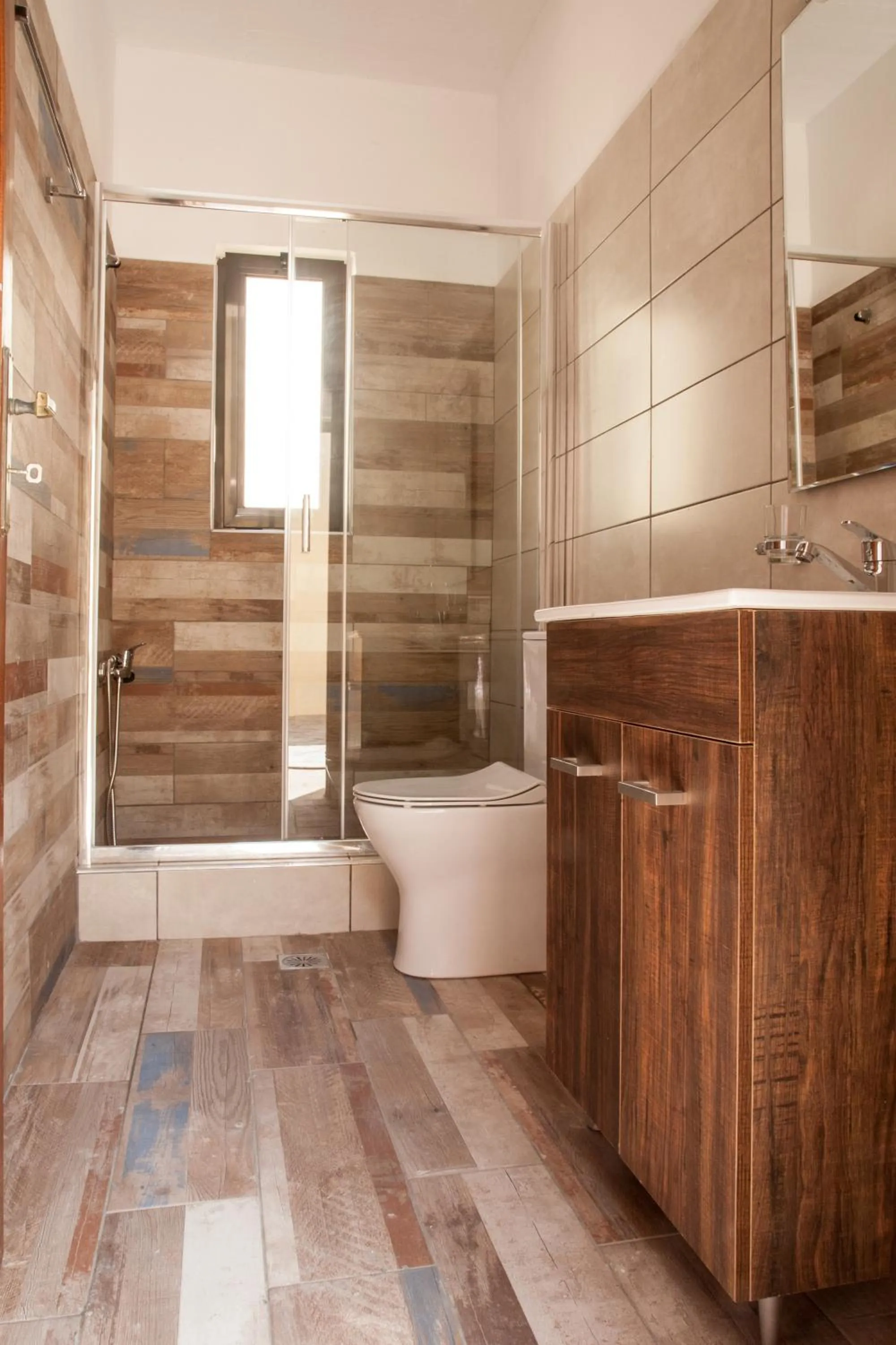 Shower in Ekavi Apartments