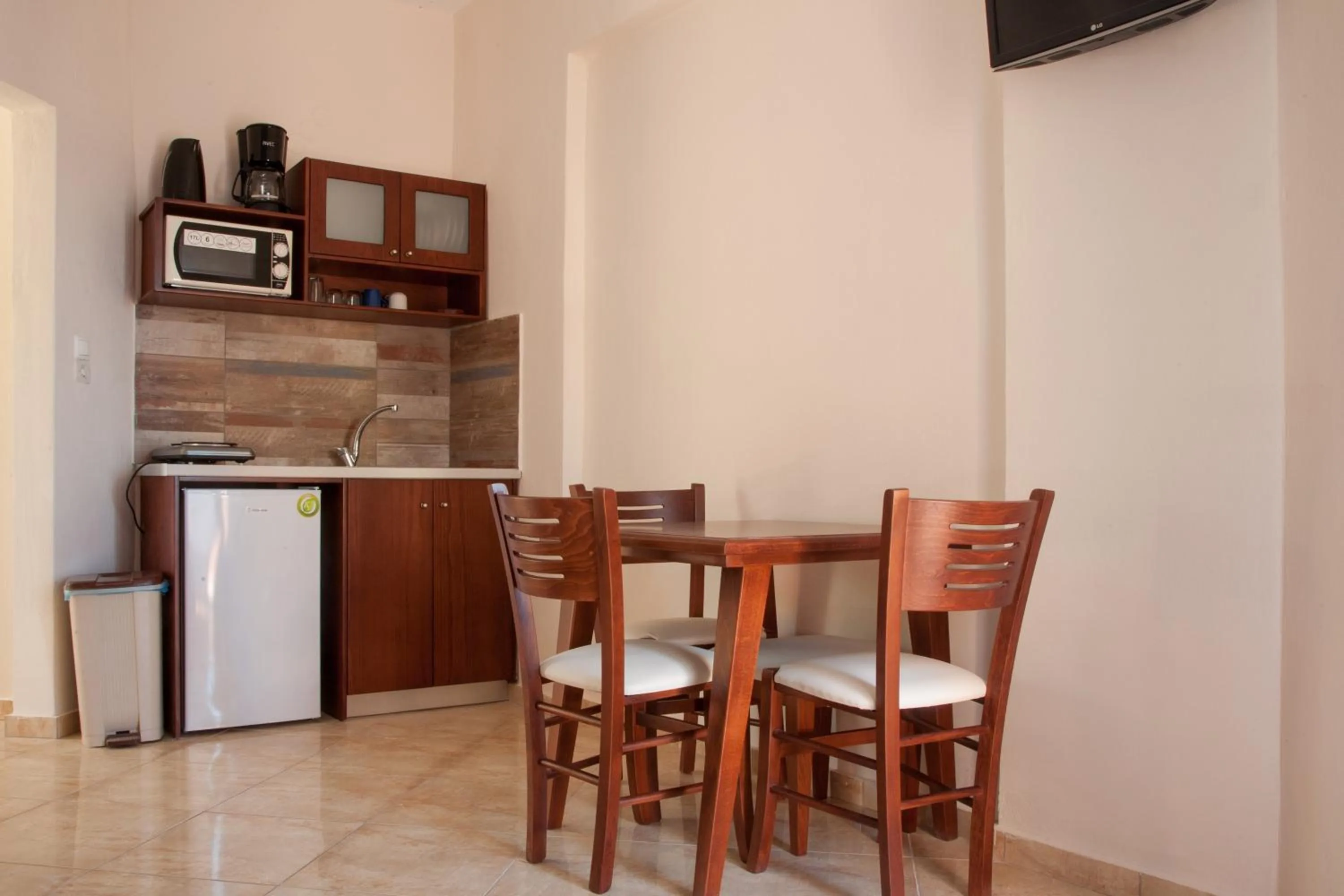 Kitchen or kitchenette in Ekavi Apartments
