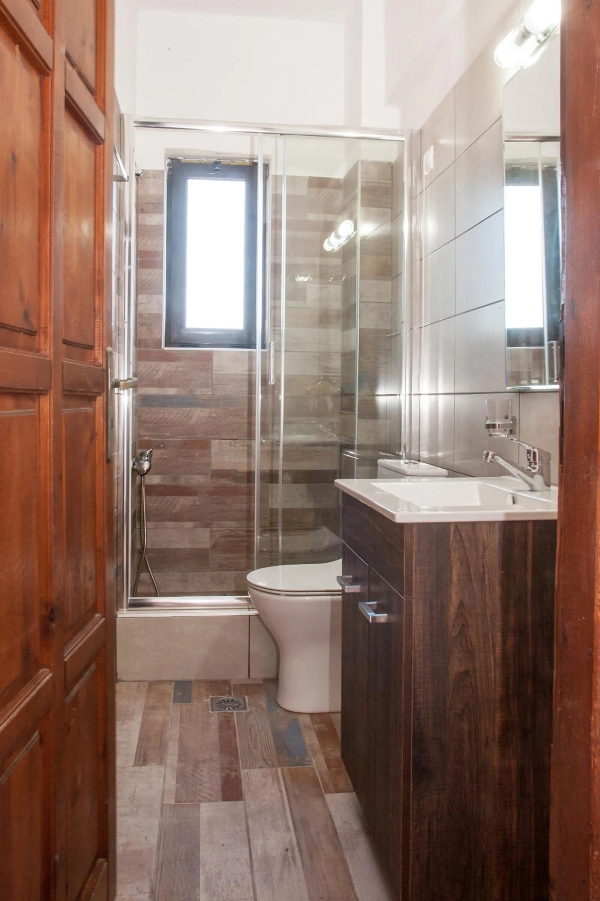 Shower in Ekavi Apartments