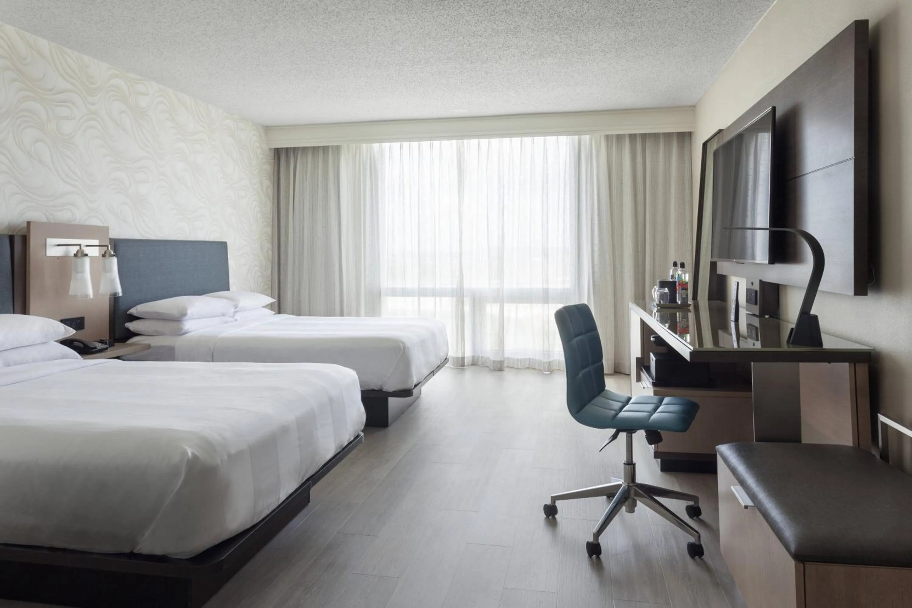 Photo of the whole room, Bed in Miami Airport Marriott