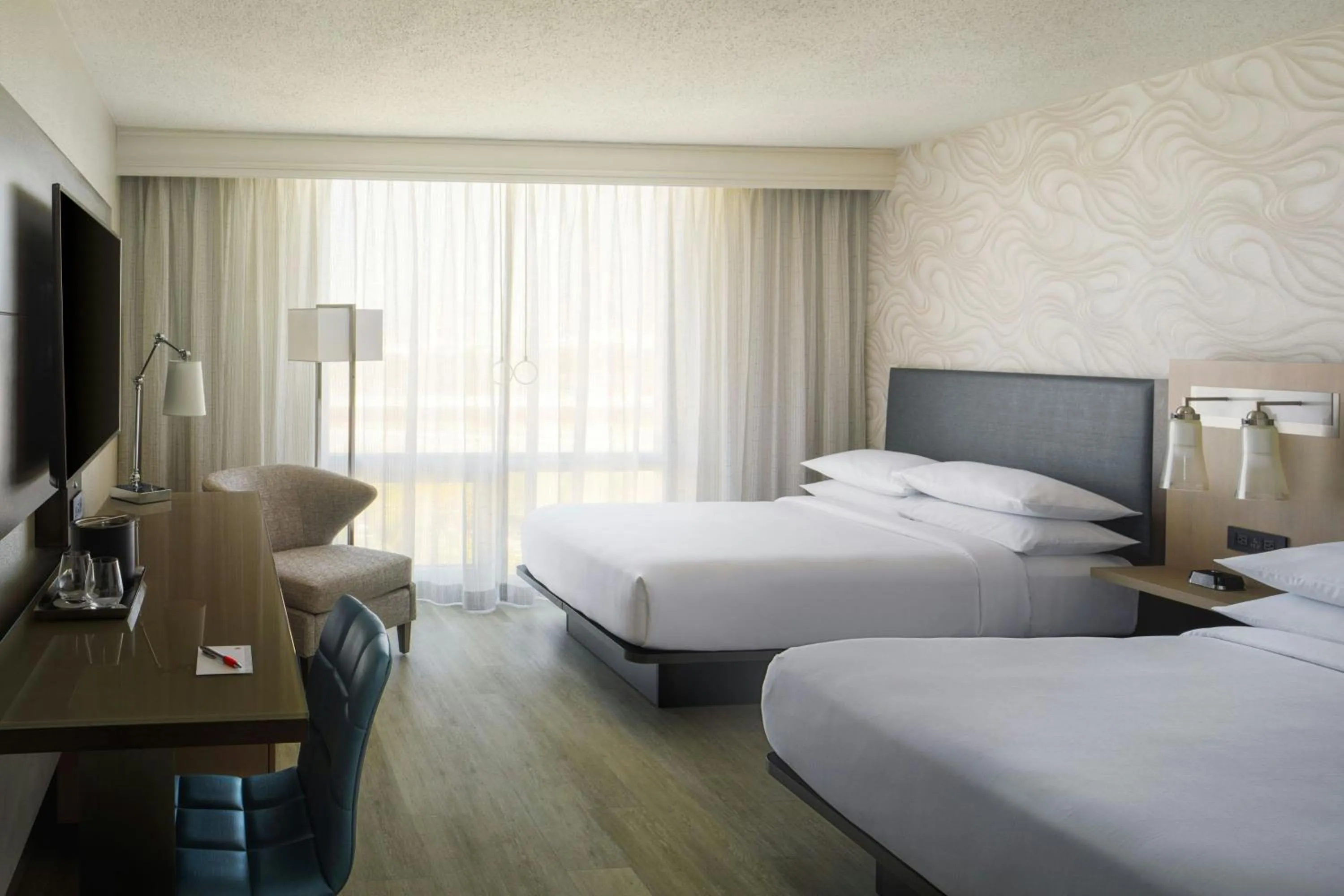 Photo of the whole room, Bed in Miami Airport Marriott