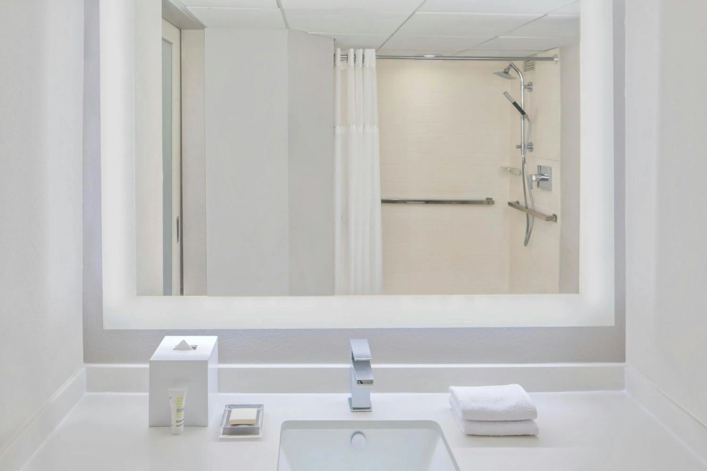 Photo of the whole room in Miami Airport Marriott