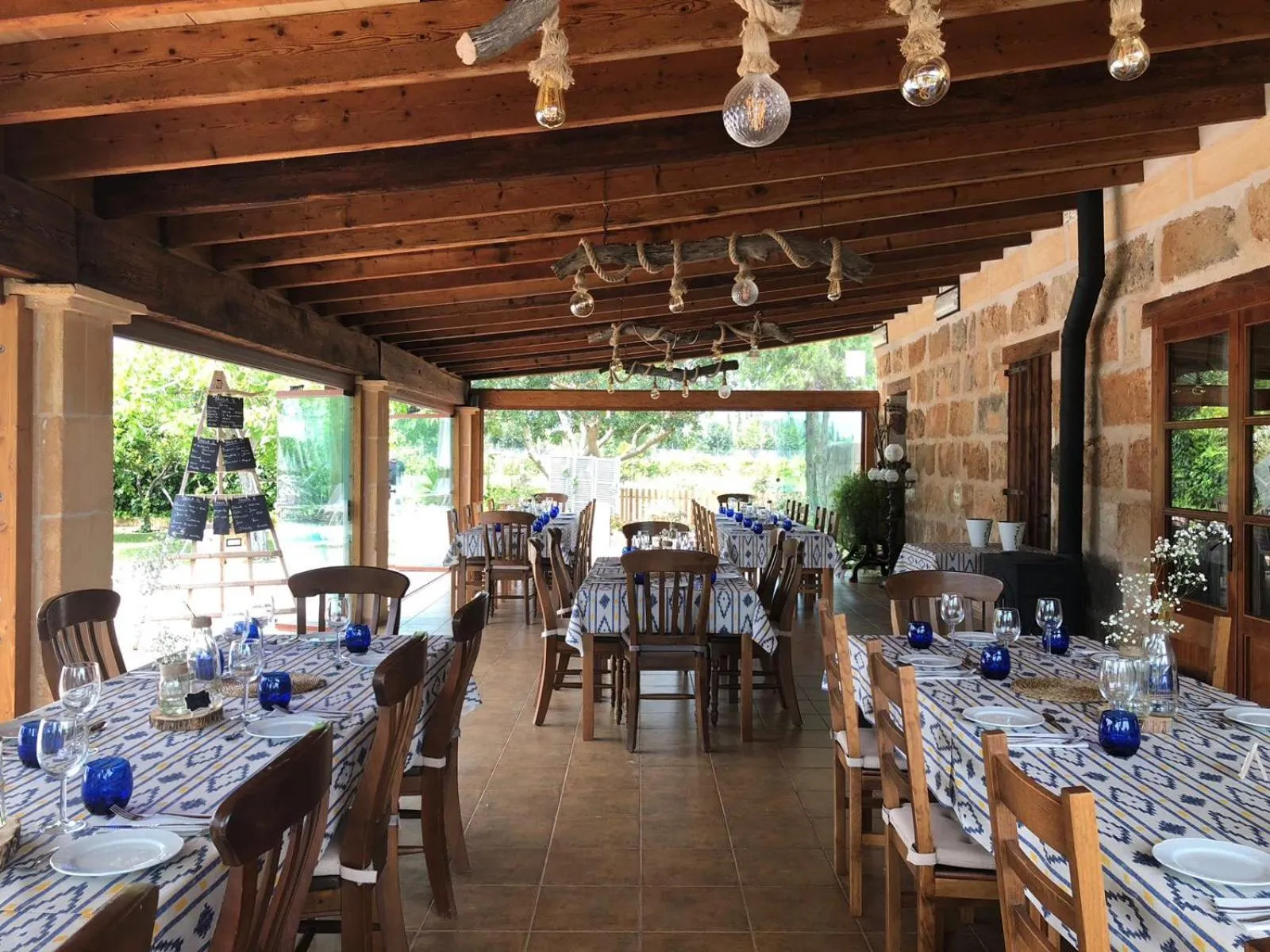 Restaurant/places to eat in Agroturismo Es Quatre Cantons