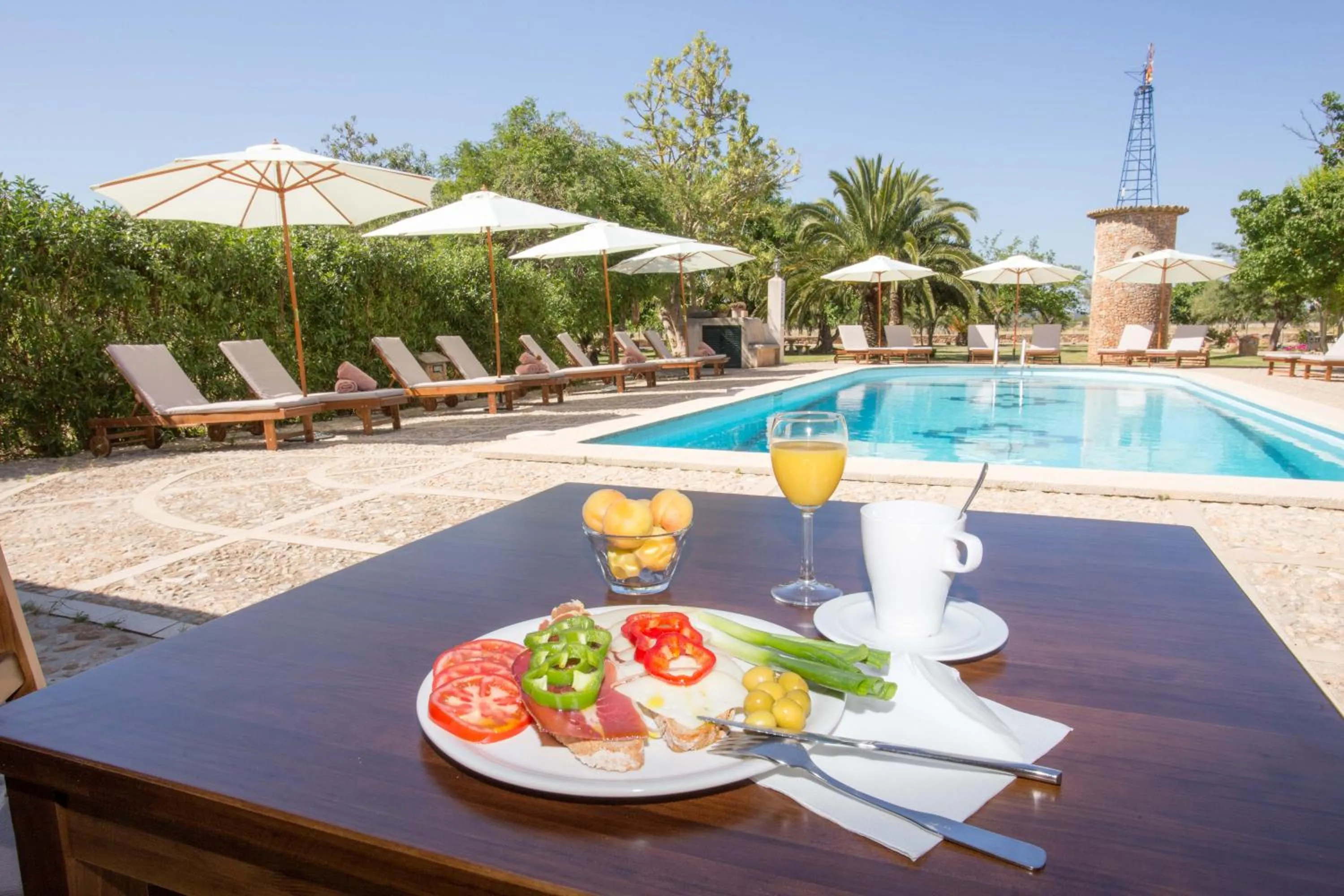 Restaurant/places to eat in Agroturismo Es Quatre Cantons