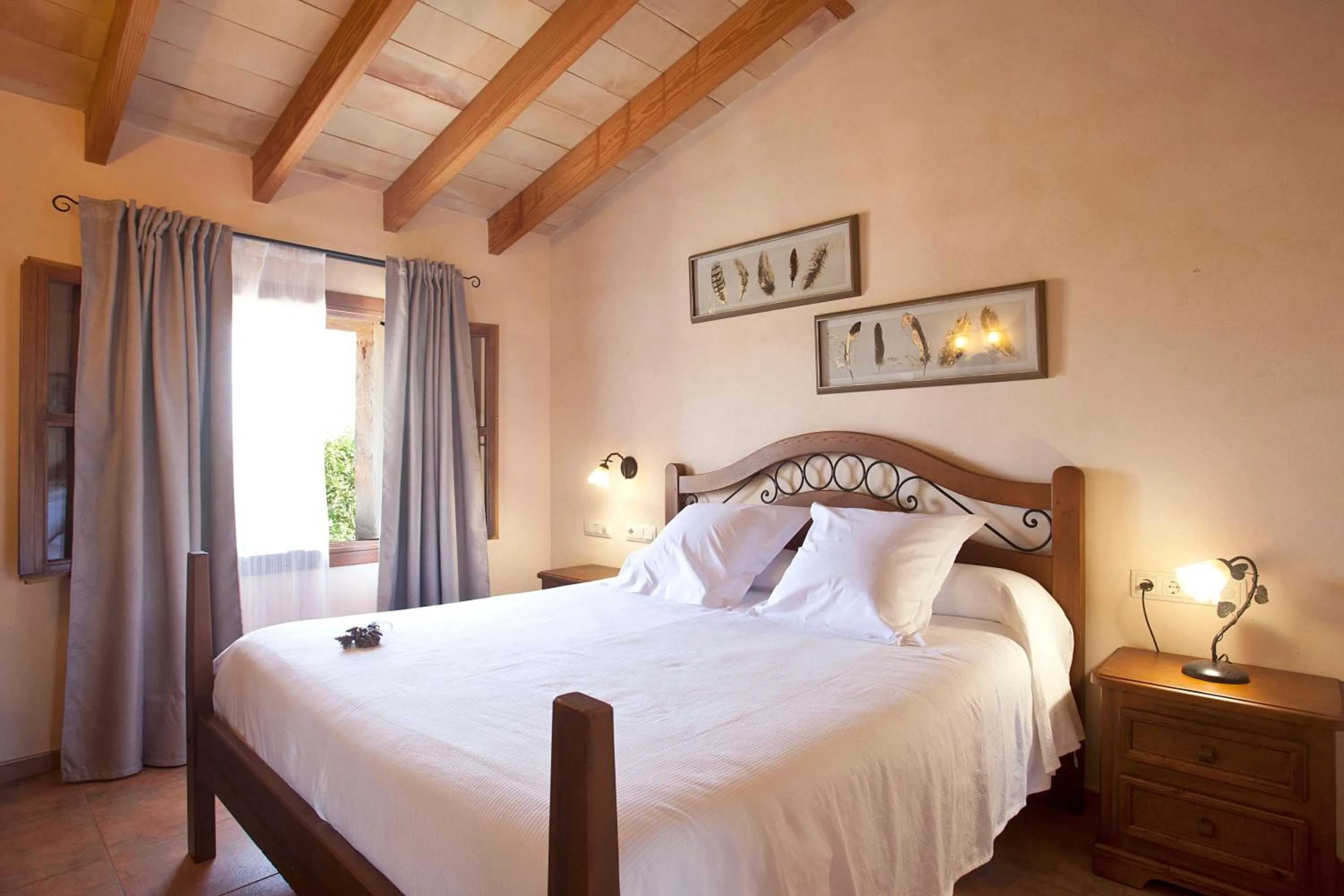 Bed in Agroturismo Es Quatre Cantons