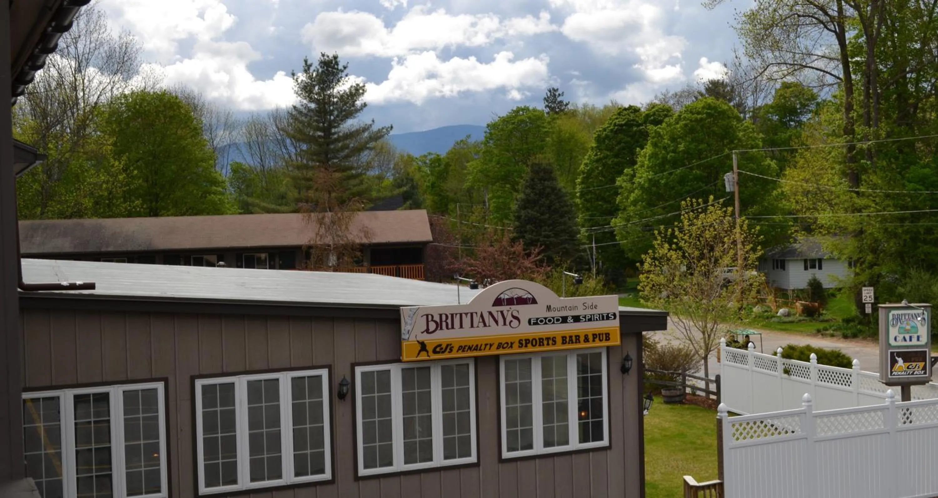 Facade/entrance in Kancamagus Lodge
