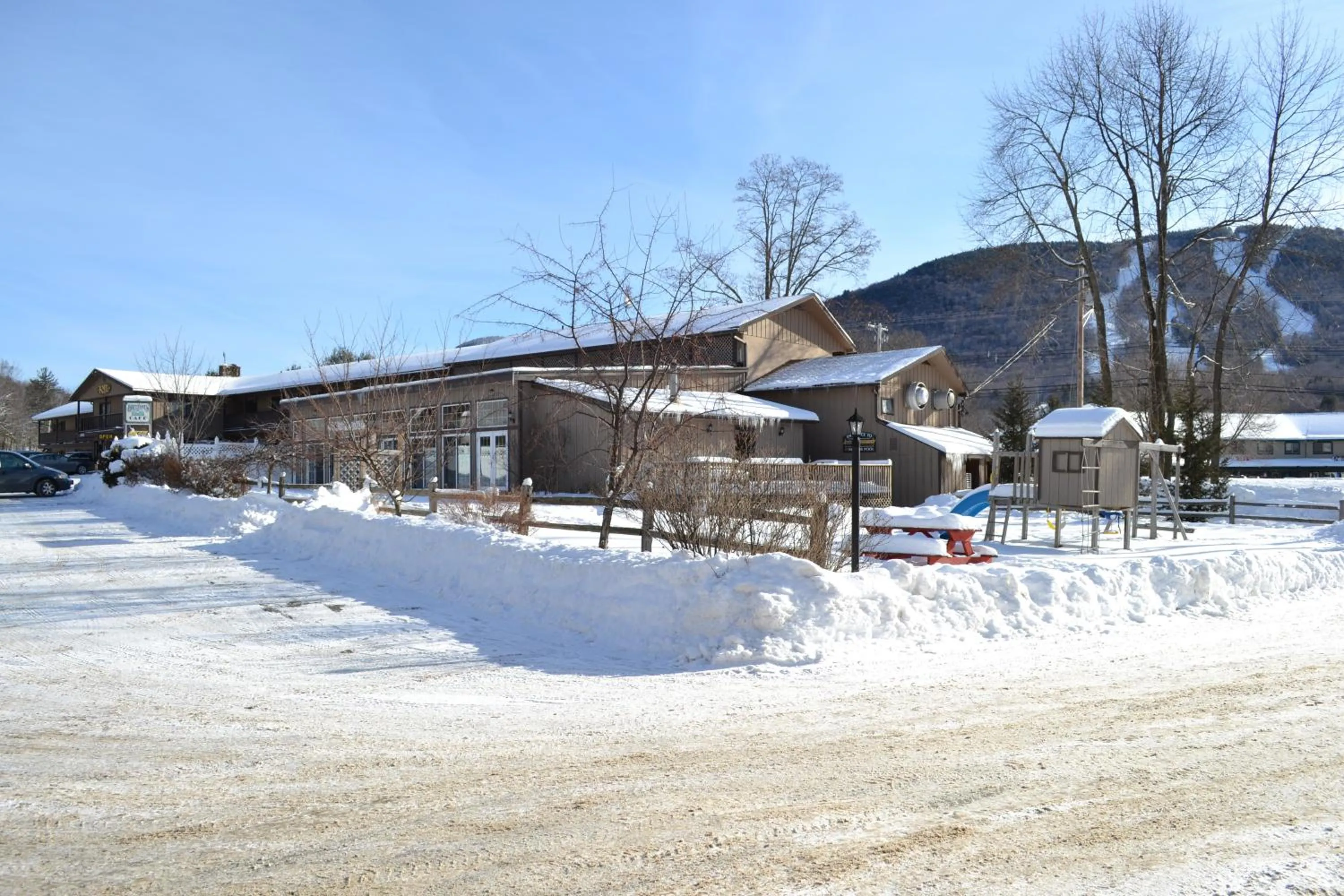 Facade/entrance in Kancamagus Lodge