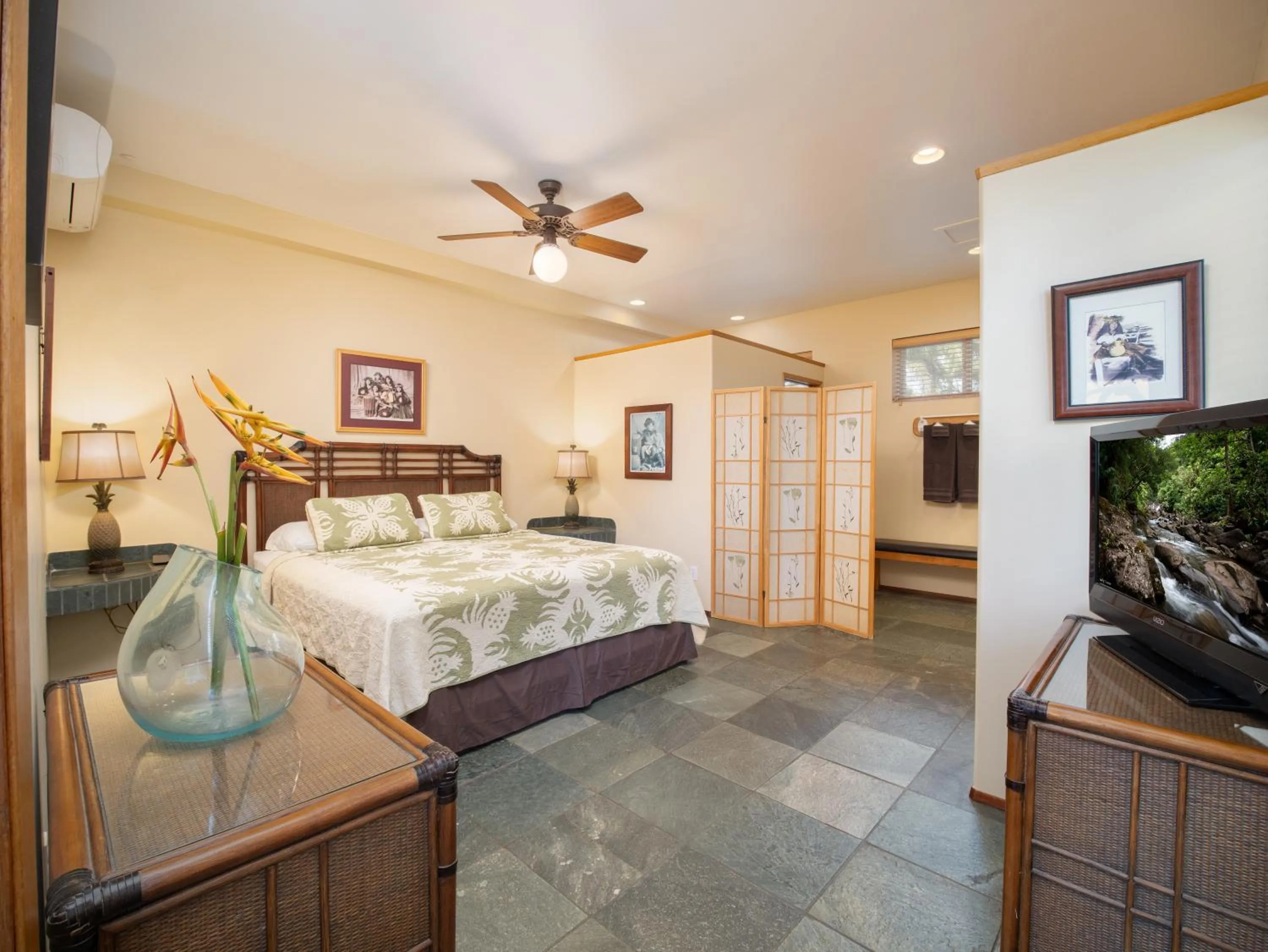 Bed in Aloha Aku Hula2 Suite - Experience Beachfront Bliss