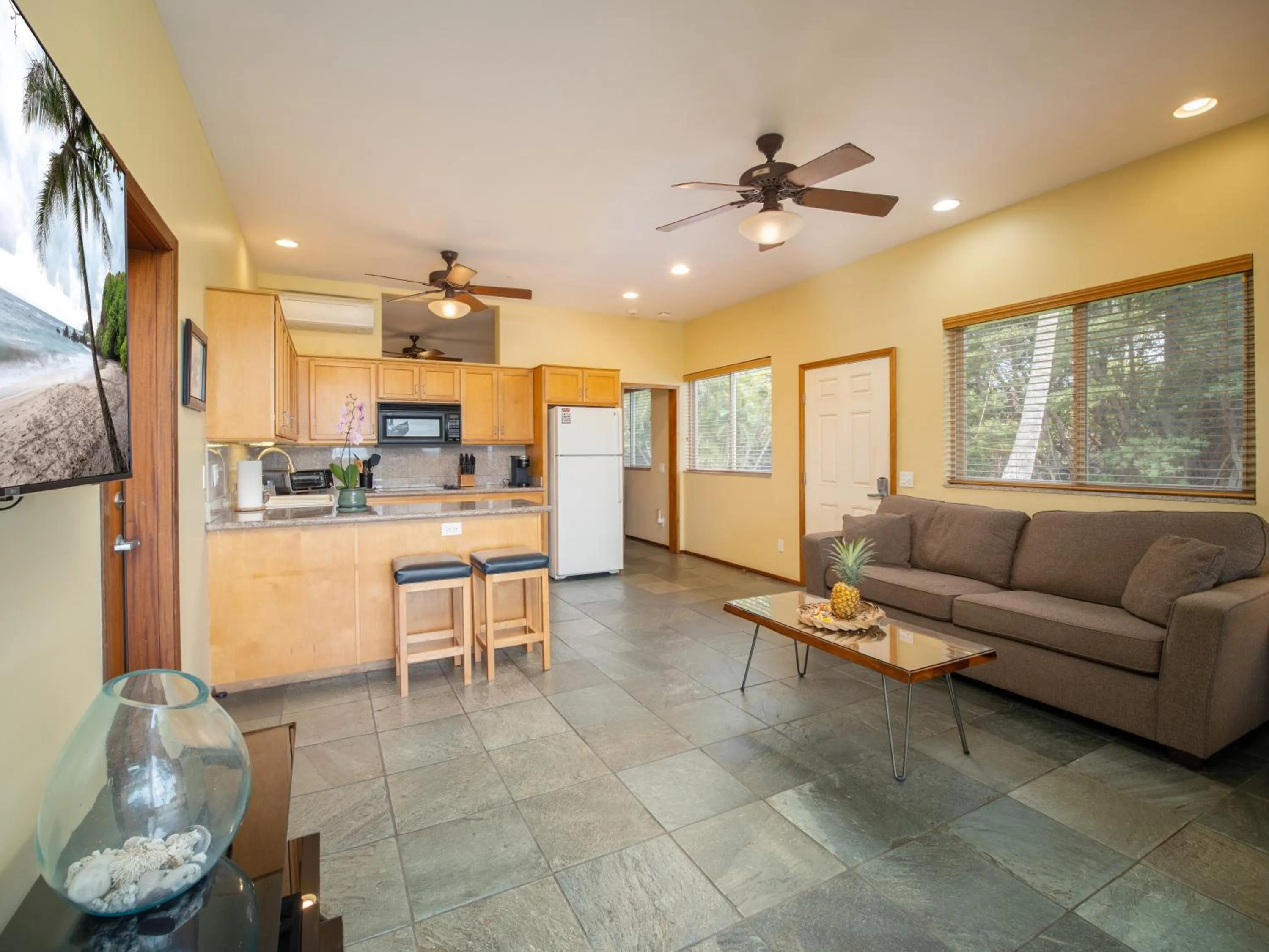 TV and multimedia in Aloha Aku Hula2 Suite - Experience Beachfront Bliss