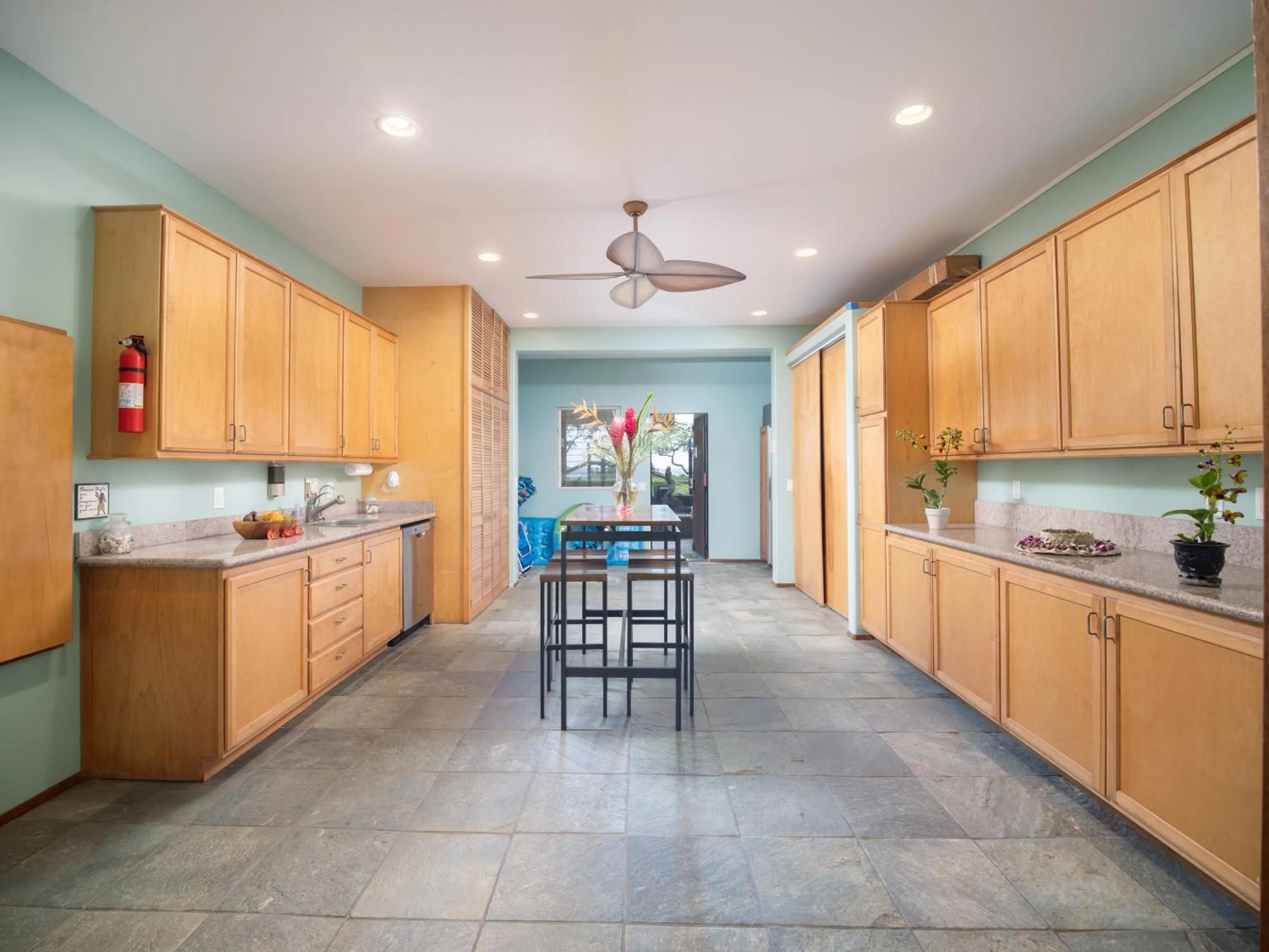 Communal kitchen in Aloha Aku Hula2 Suite - Experience Beachfront Bliss