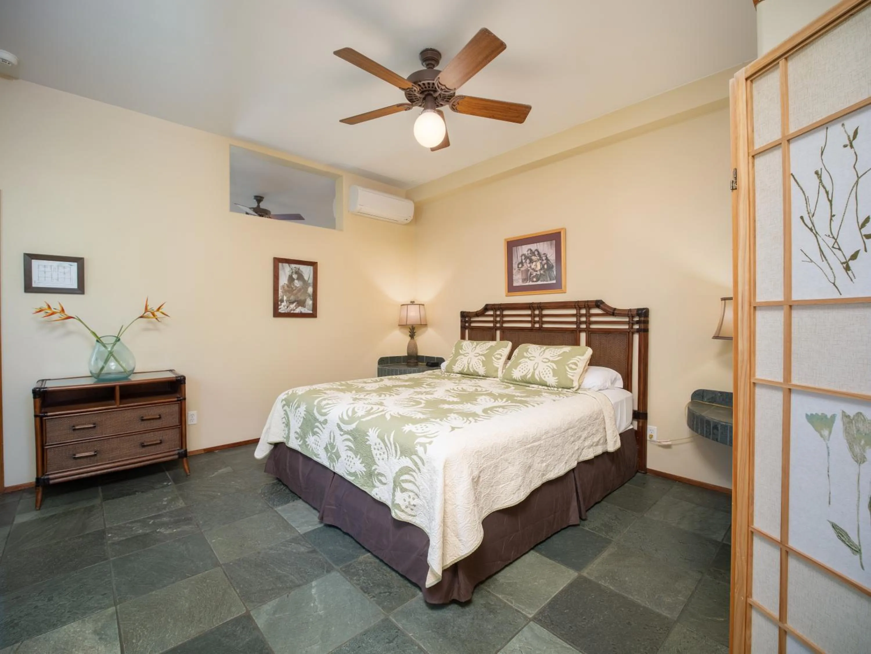 Bed in Aloha Aku Hula2 Suite - Experience Beachfront Bliss