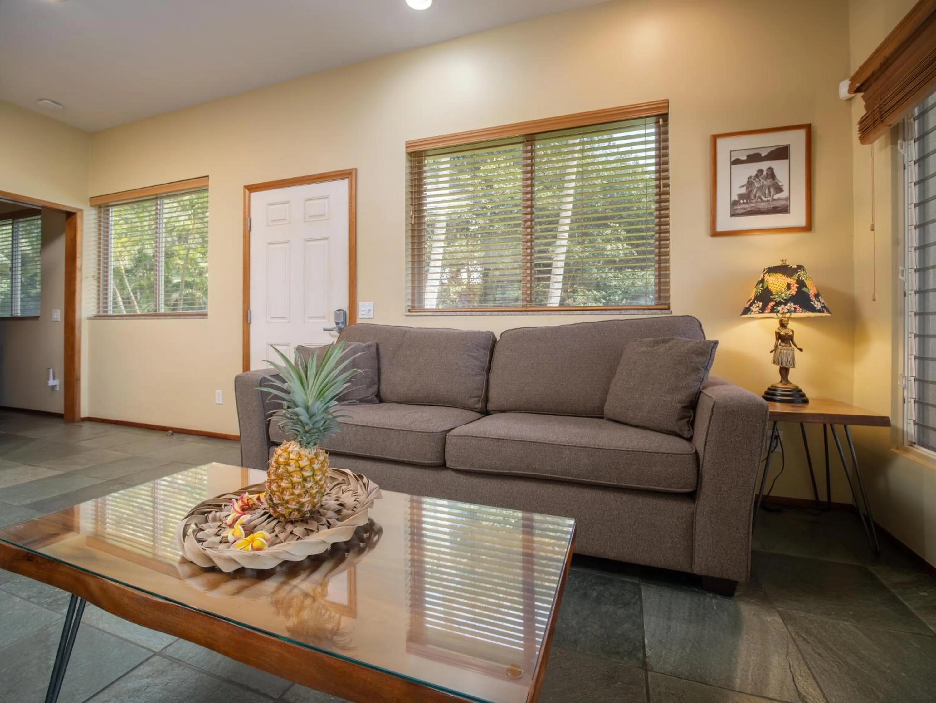 Living room in Aloha Aku Hula2 Suite - Experience Beachfront Bliss