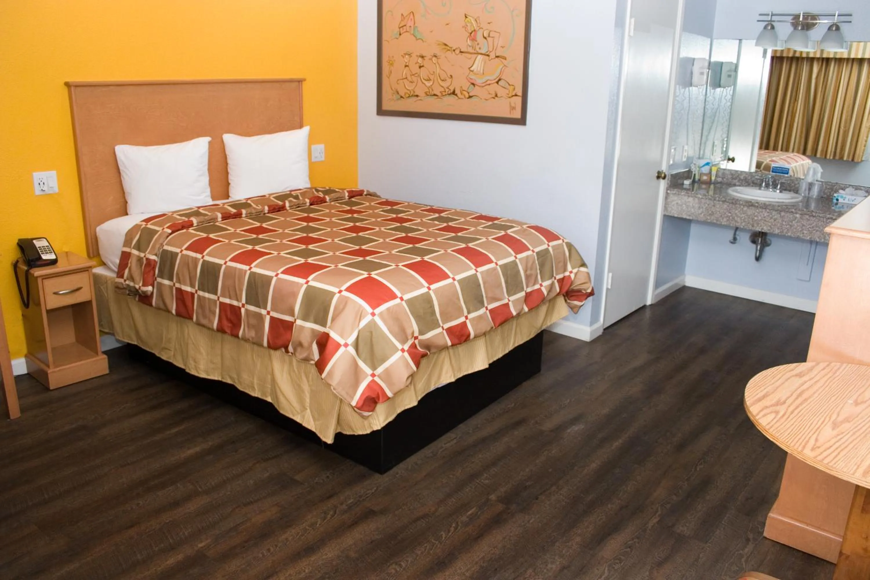 Photo of the whole room, Bed in Keefers Inn King City