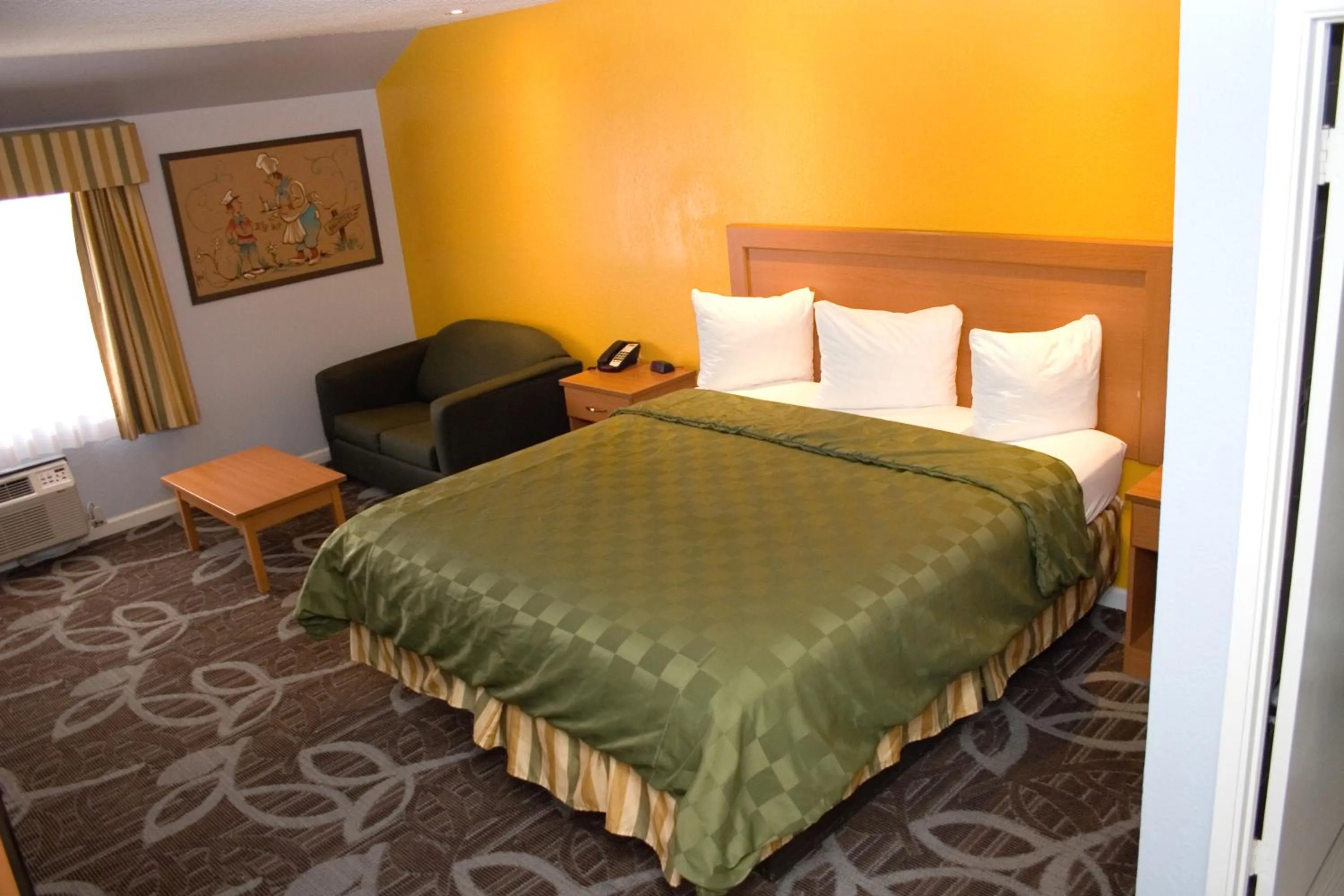 Photo of the whole room, Bed in Keefers Inn King City