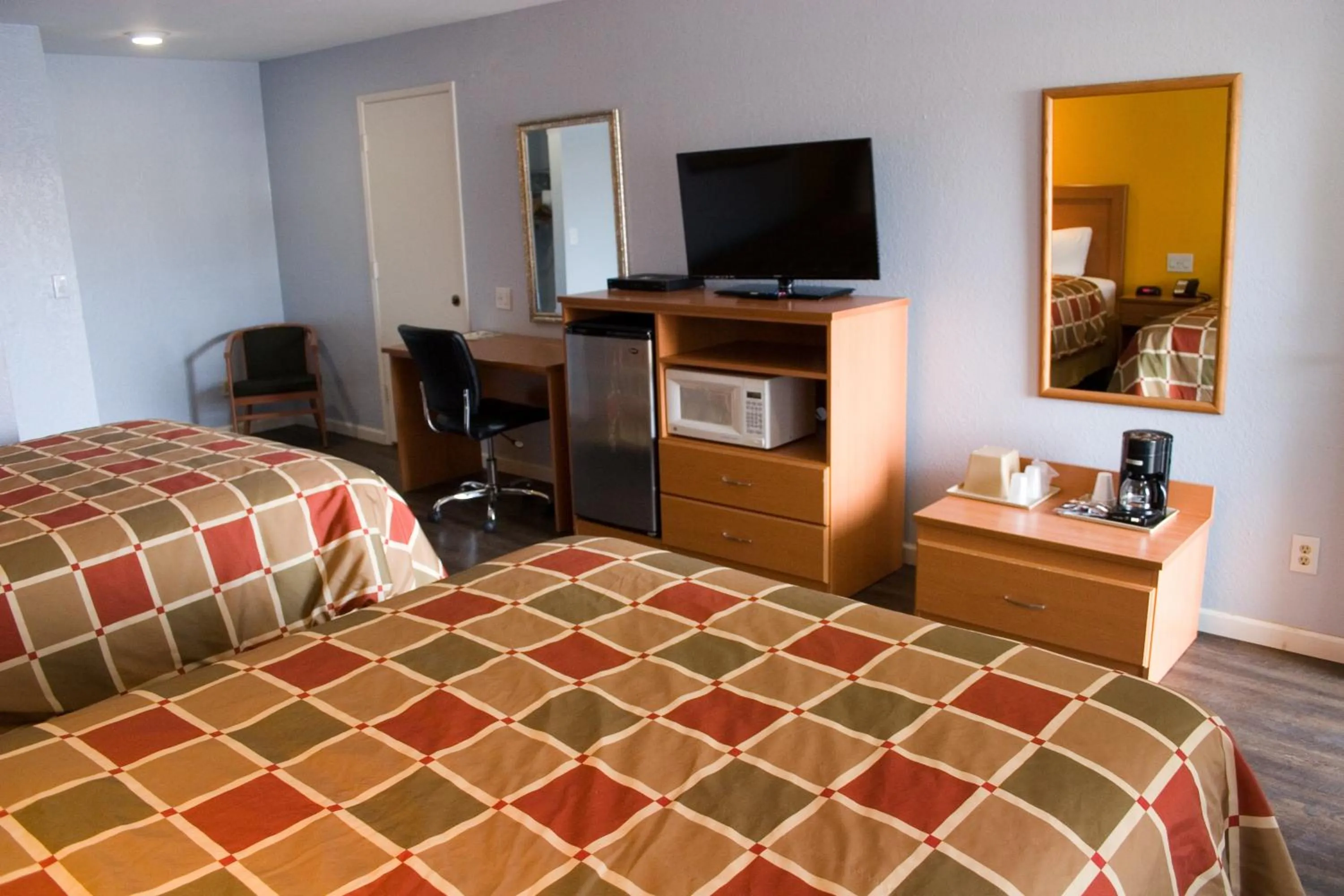 Photo of the whole room, Bed in Keefers Inn King City