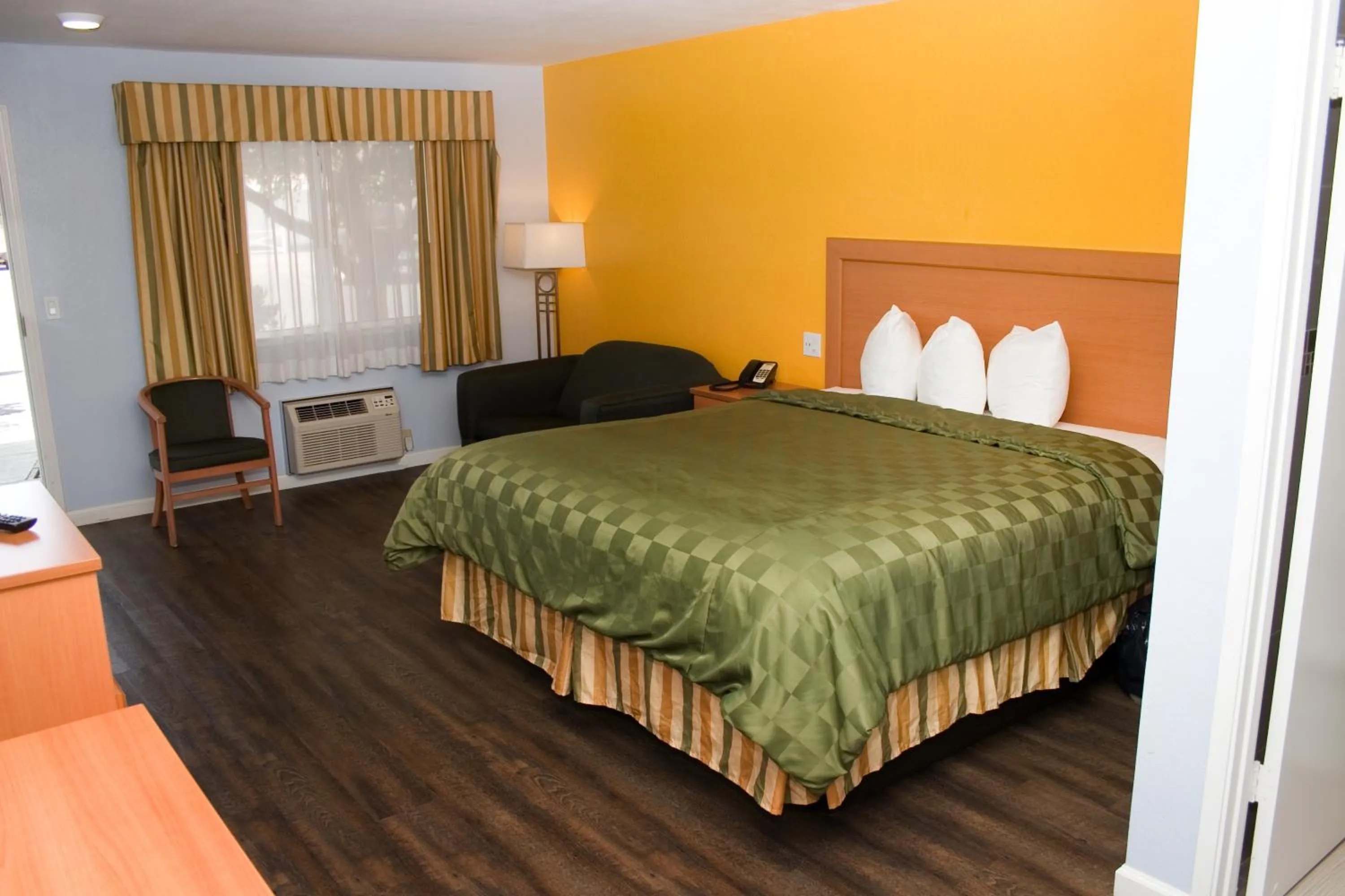 Photo of the whole room, Bed in Keefers Inn King City