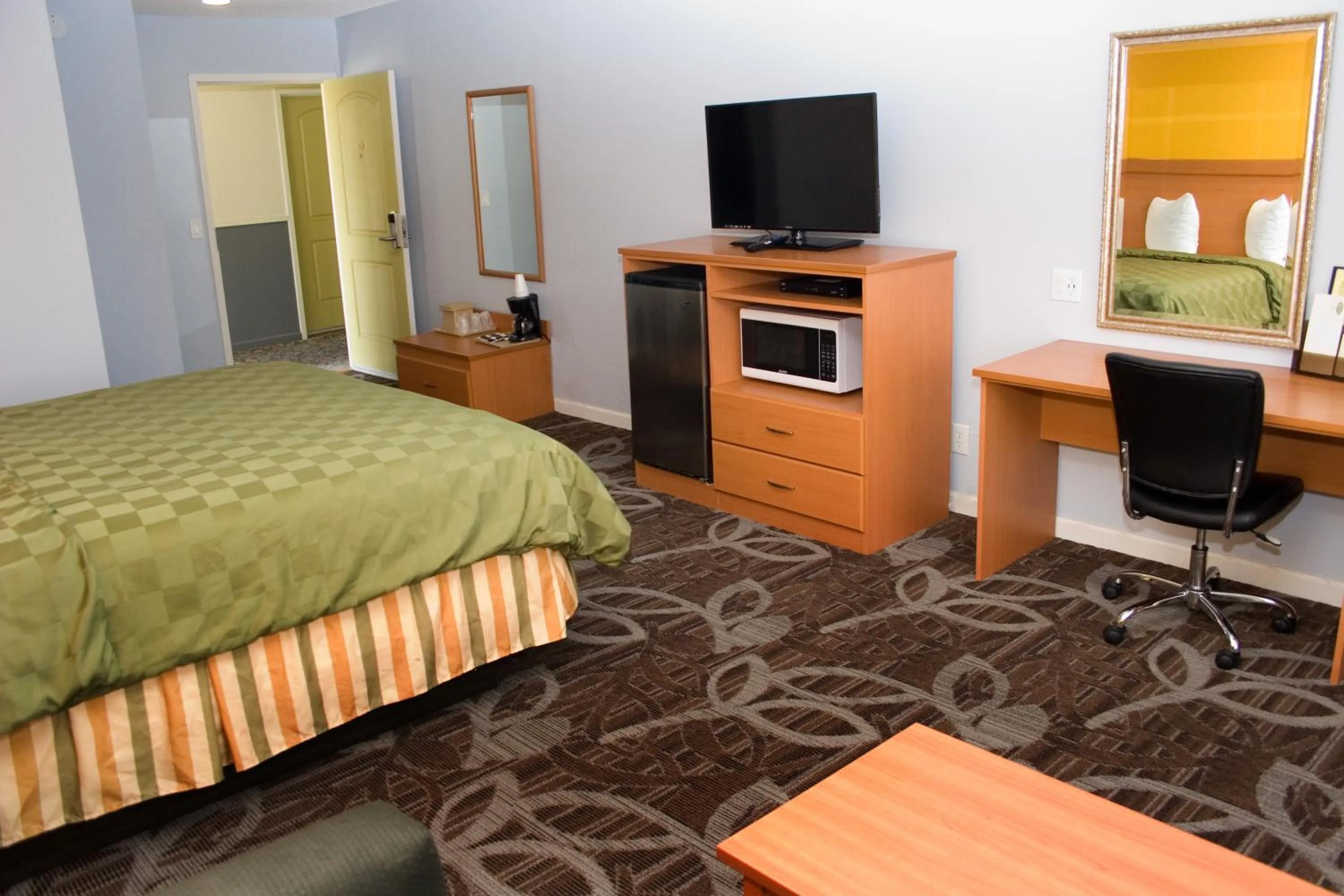 Photo of the whole room, Bed in Keefers Inn King City