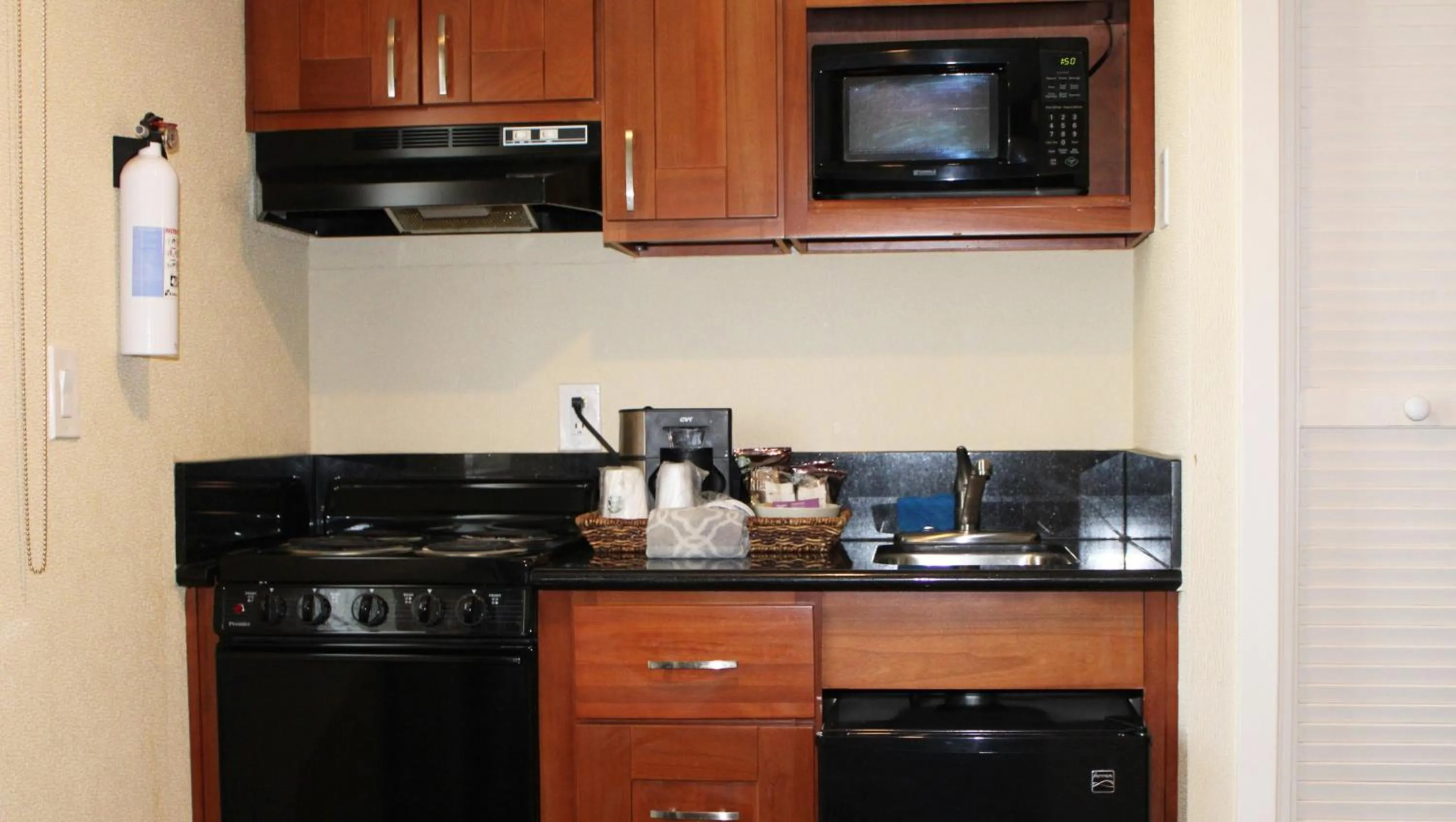 Kitchen or kitchenette in The Zen Hotel Palo Alto