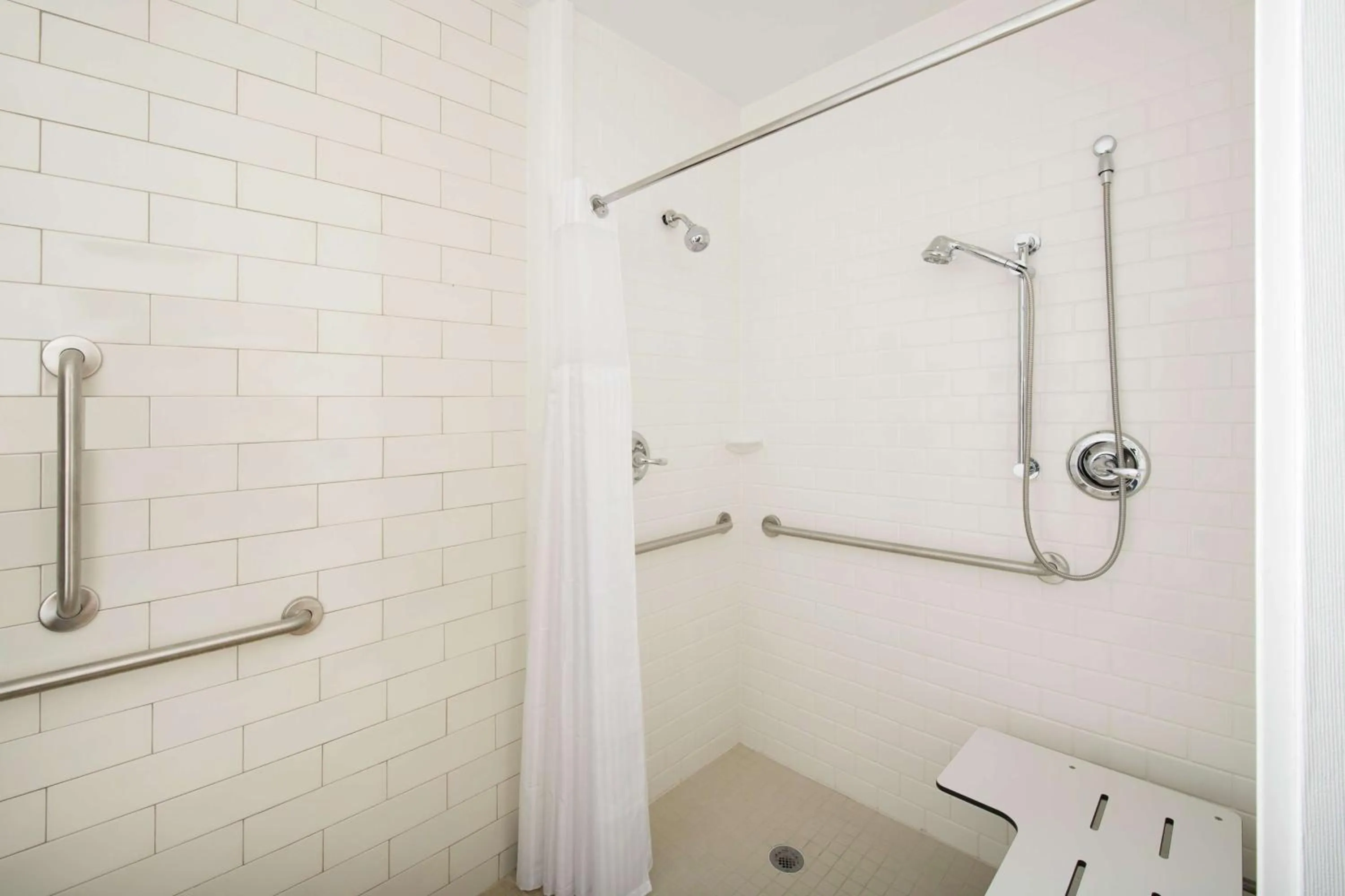Bathroom in Hilton Garden Inn San Antonio Airport South