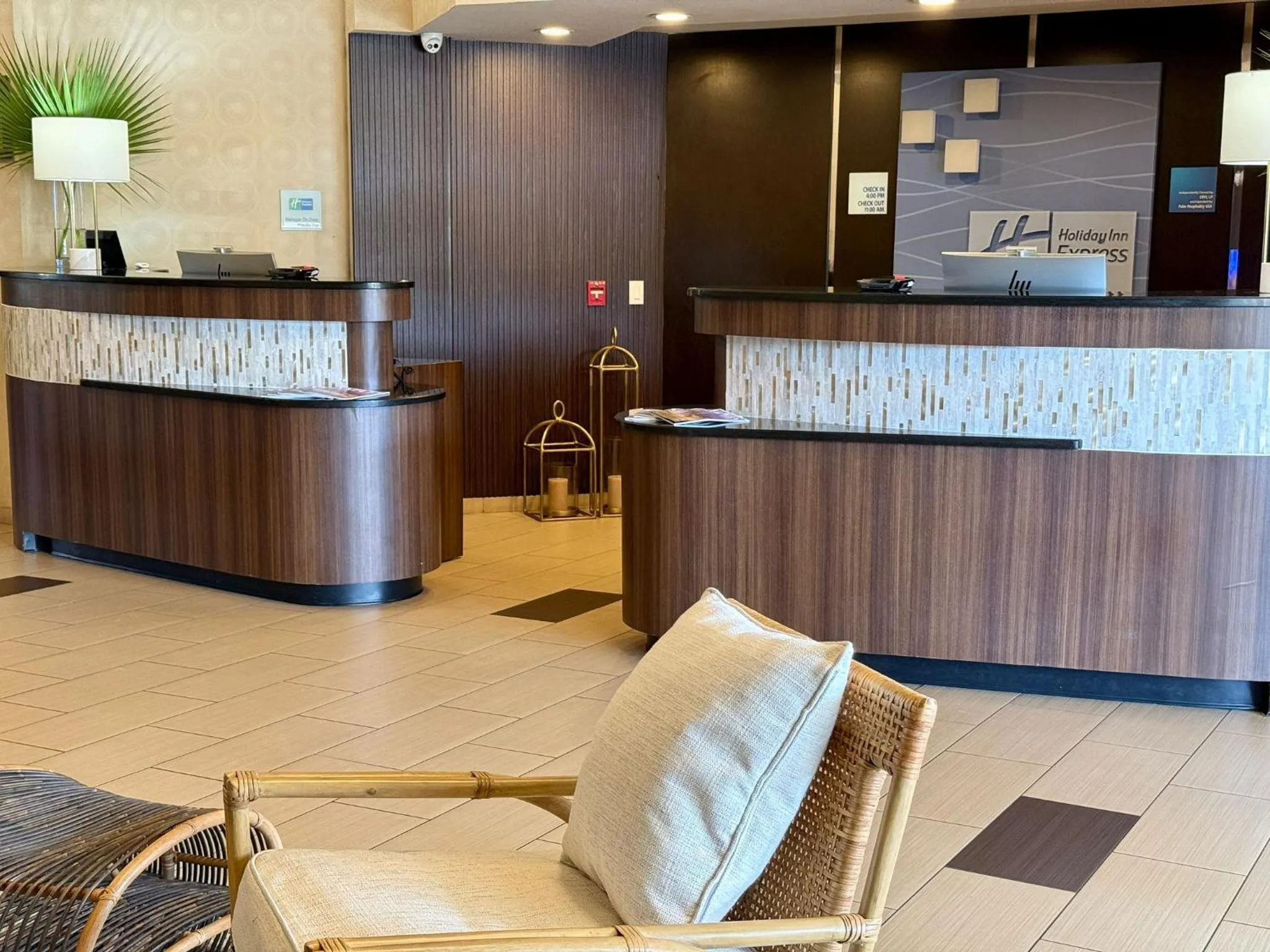 Lobby or reception in Holiday Inn Express & Suites Naples Downtown - 5th Avenue by IHG