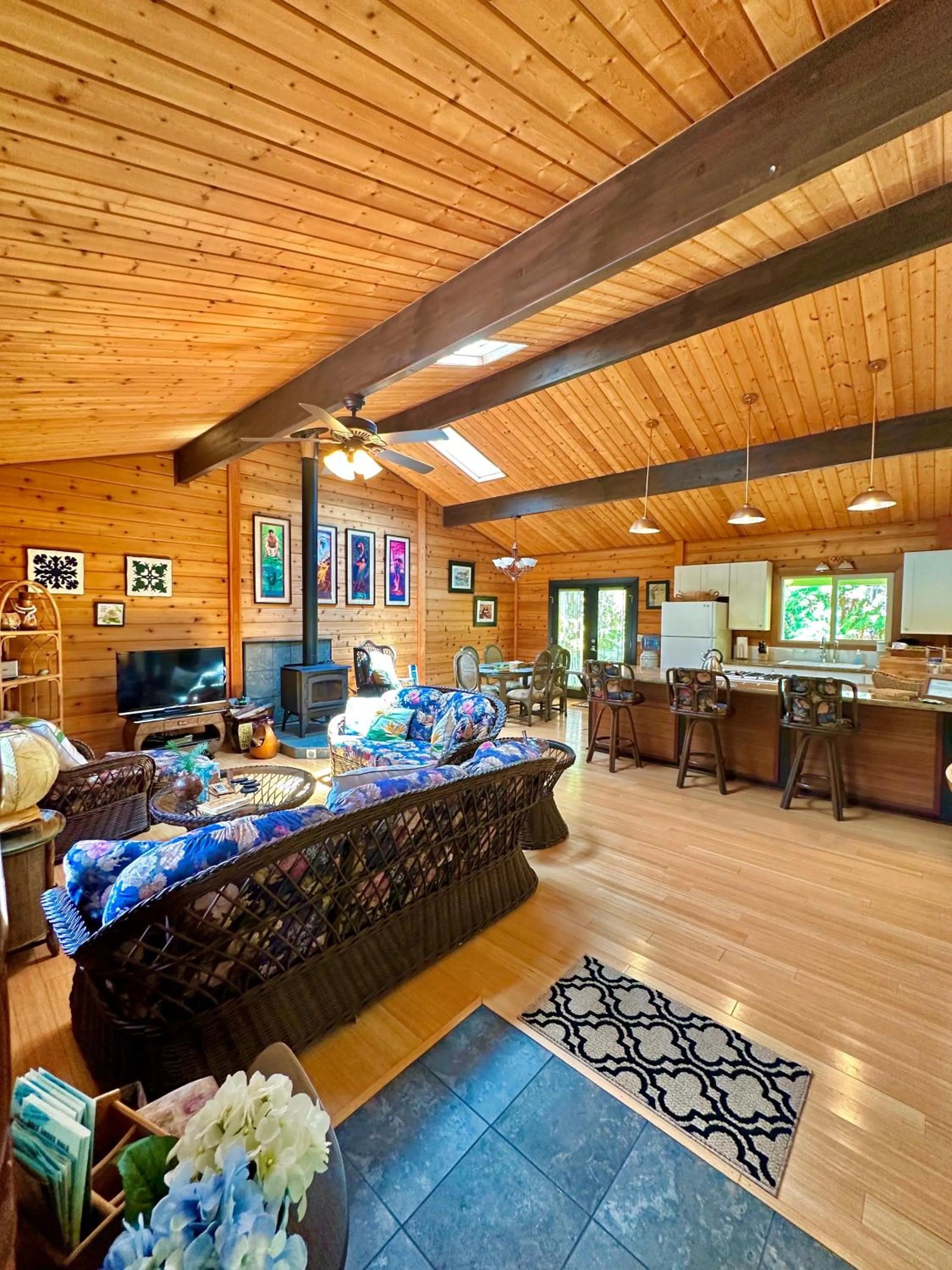 Restaurant/places to eat in Volcano Hideaway Cabin as seen on HGTV