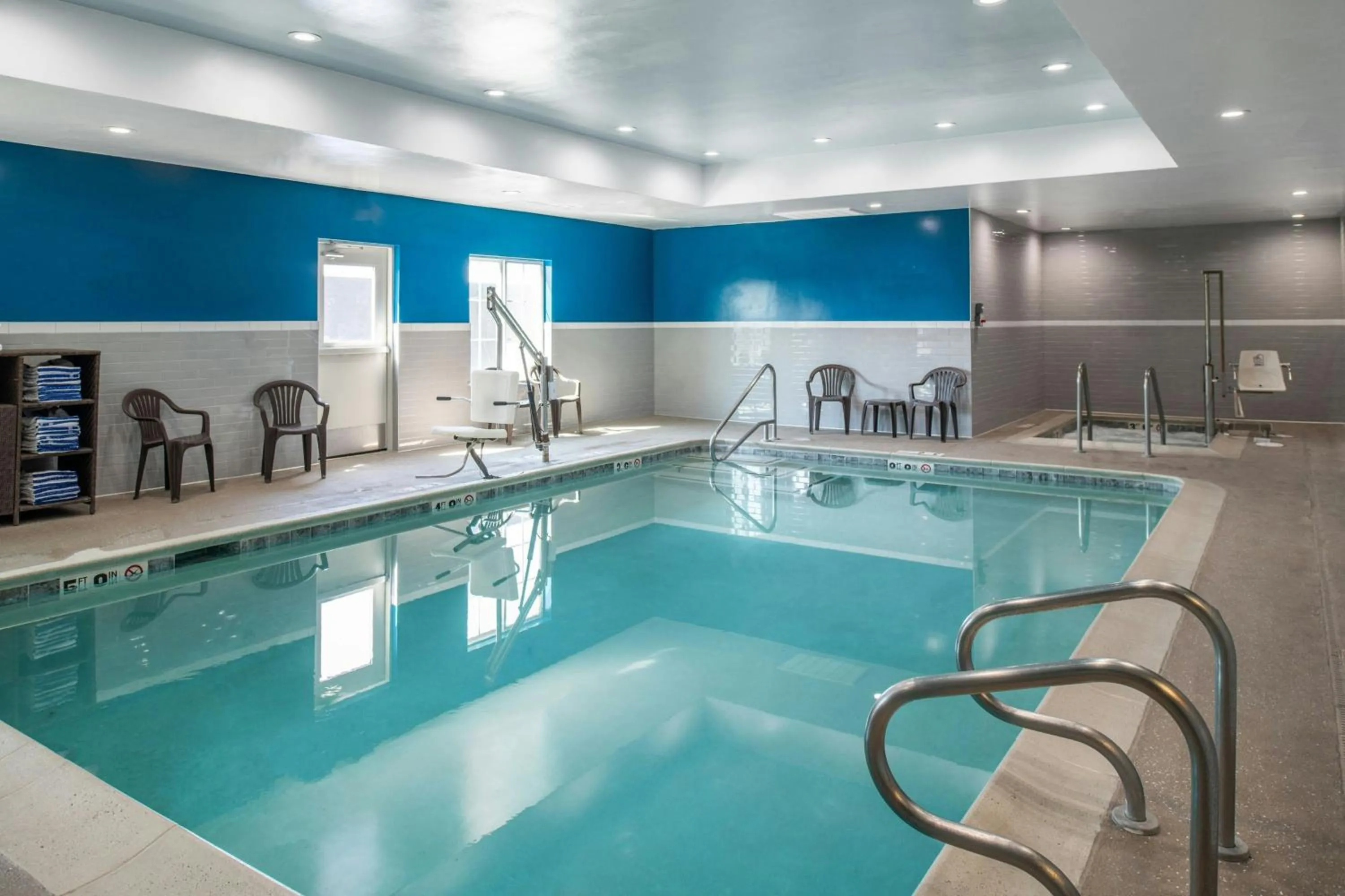 Swimming pool in Fairfield Inn and Suites by Marriott Elk Grove