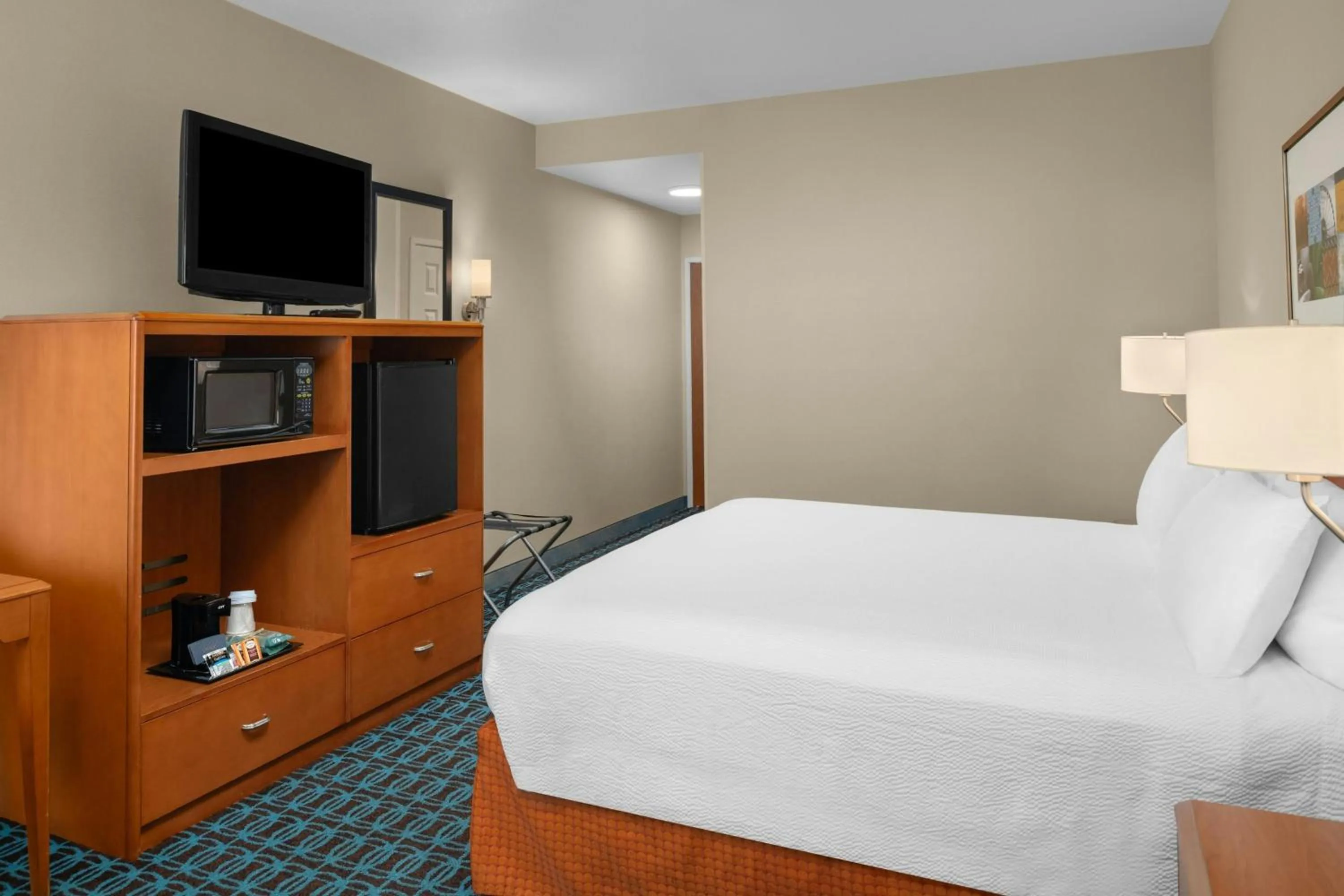 Photo of the whole room, Bed in Fairfield Inn and Suites by Marriott Elk Grove