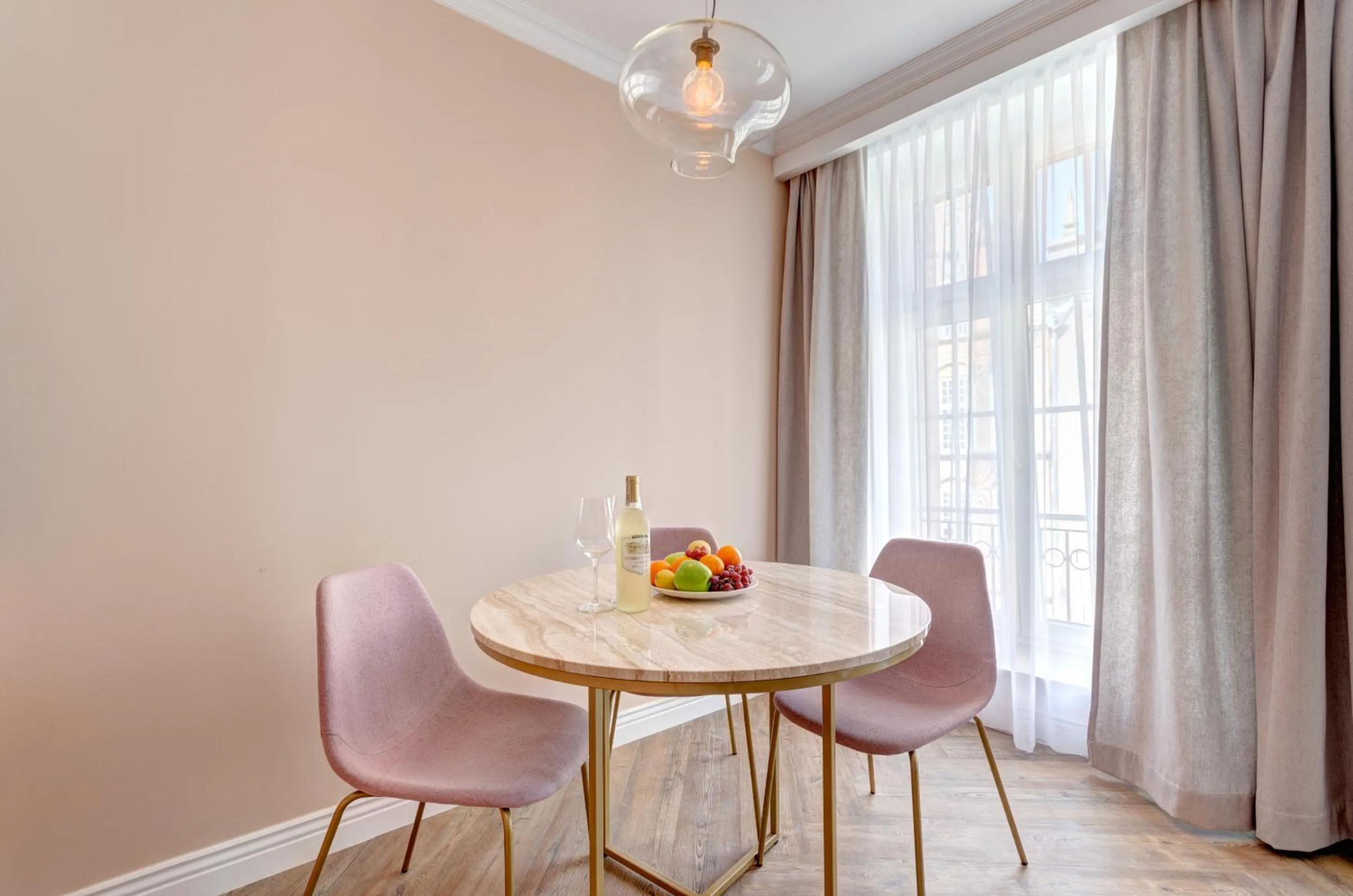 Dining area in Apartamenty Sowa Gdańsk