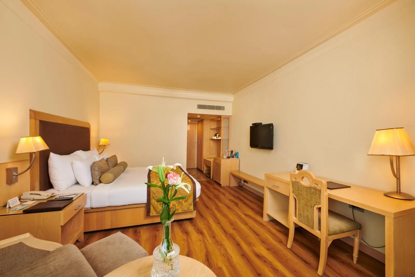 Bed in The Pride Hotel, Nagpur