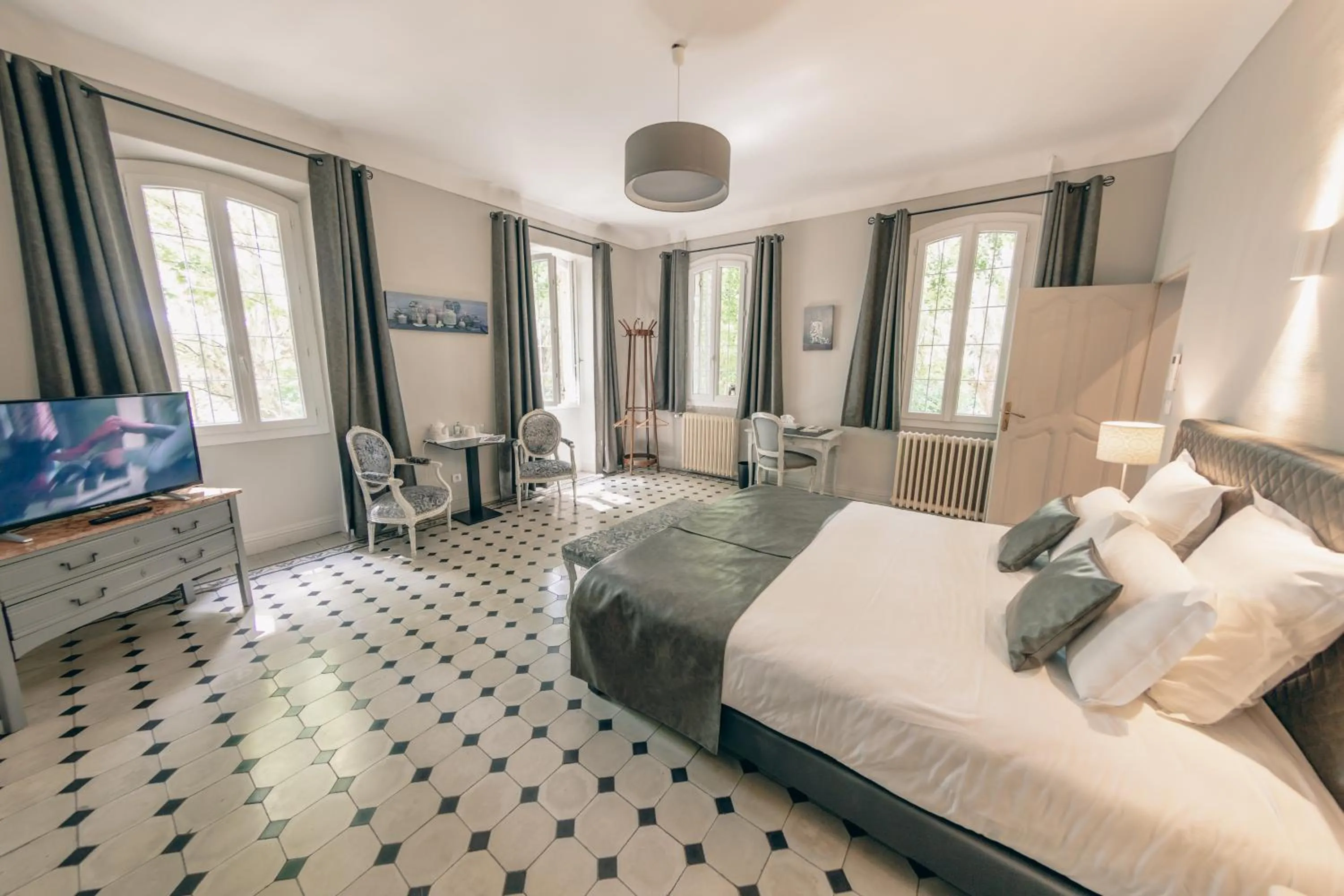 TV and multimedia in Auberge de la Treille - Chambres d'Hôtes