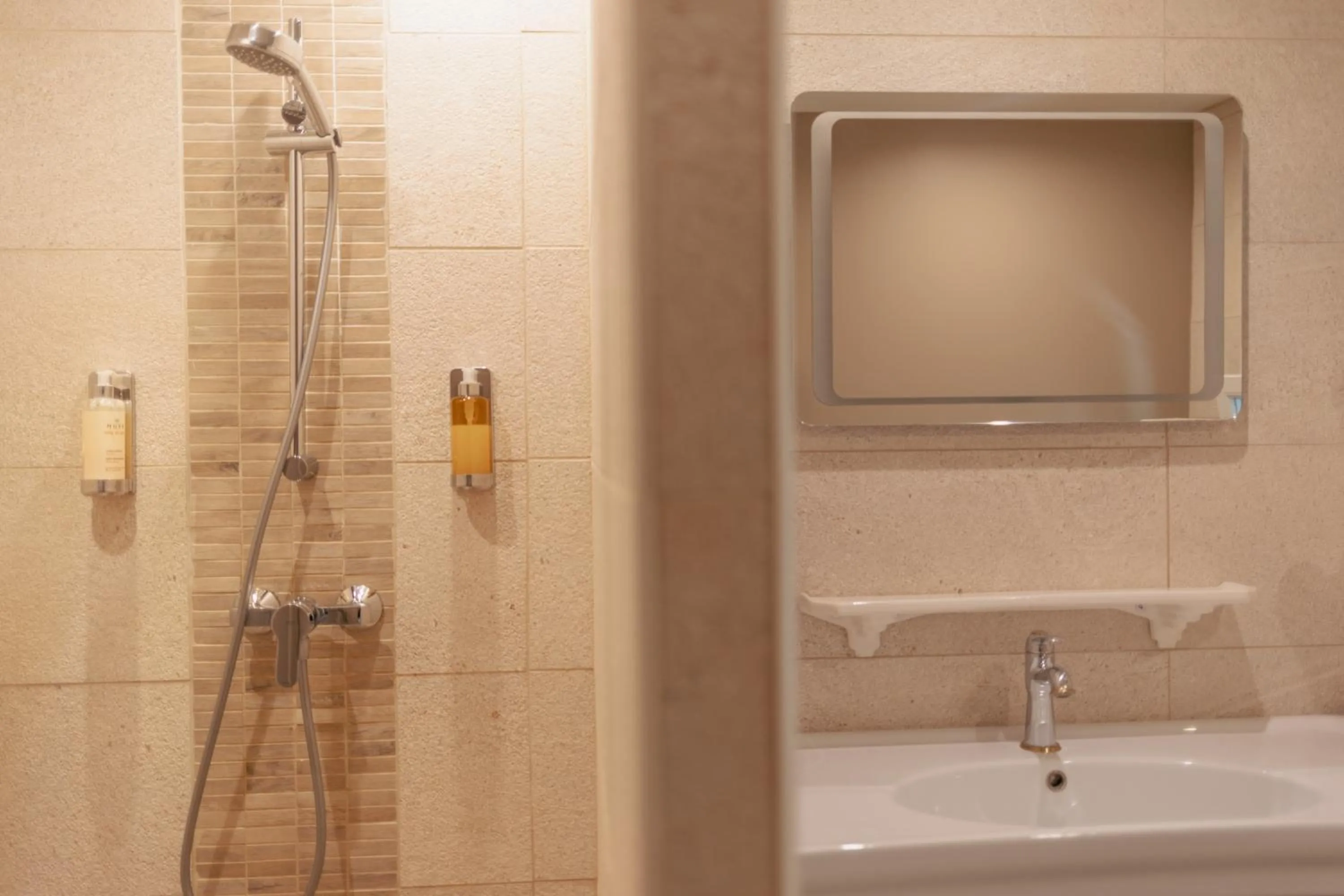 Shower in Auberge de la Treille - Chambres d'Hôtes