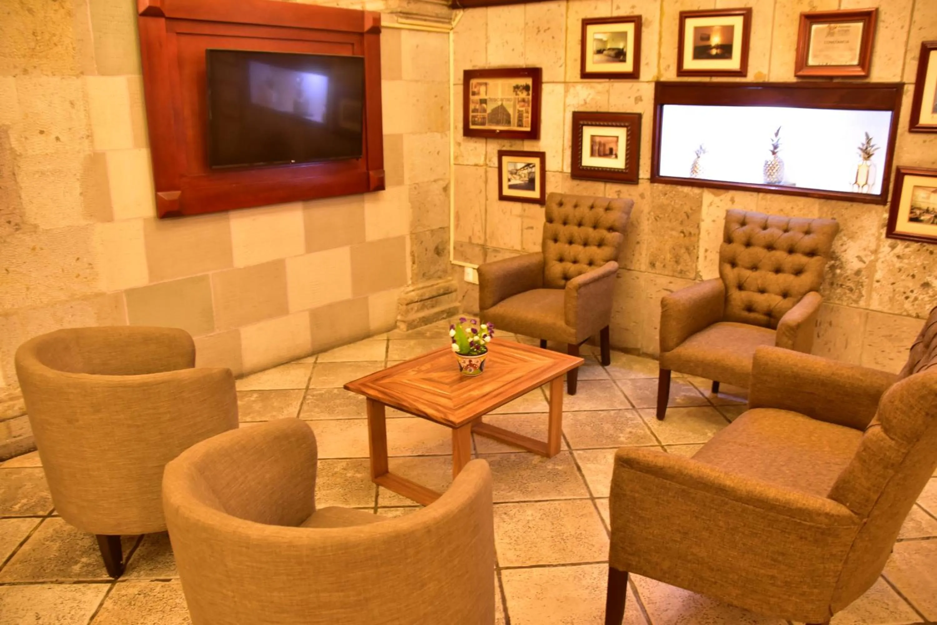 Living room in Hotel Morales Historical & Colonial Downtown Core