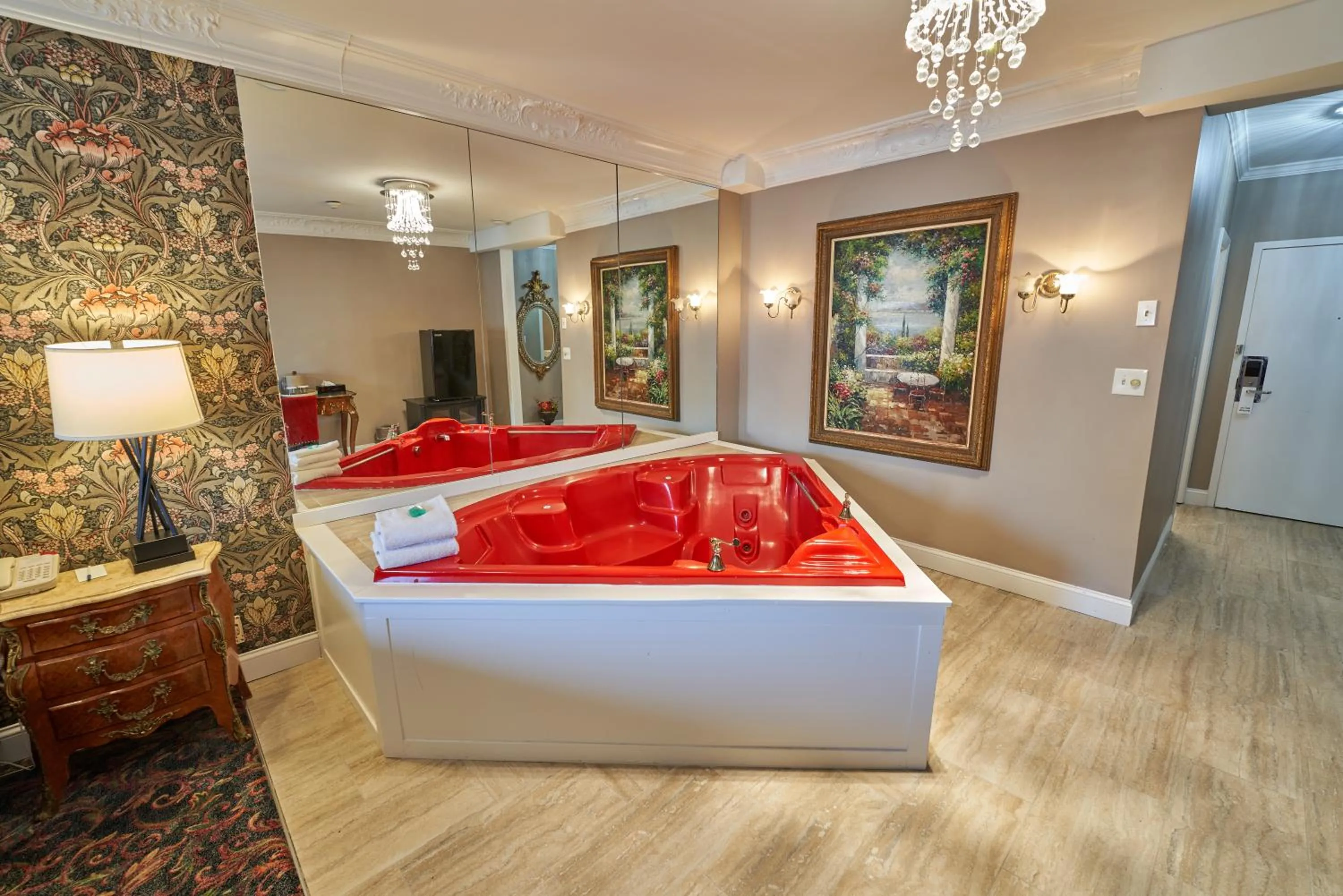 Hot Tub, Bed in Hyannis Plaza Hotel