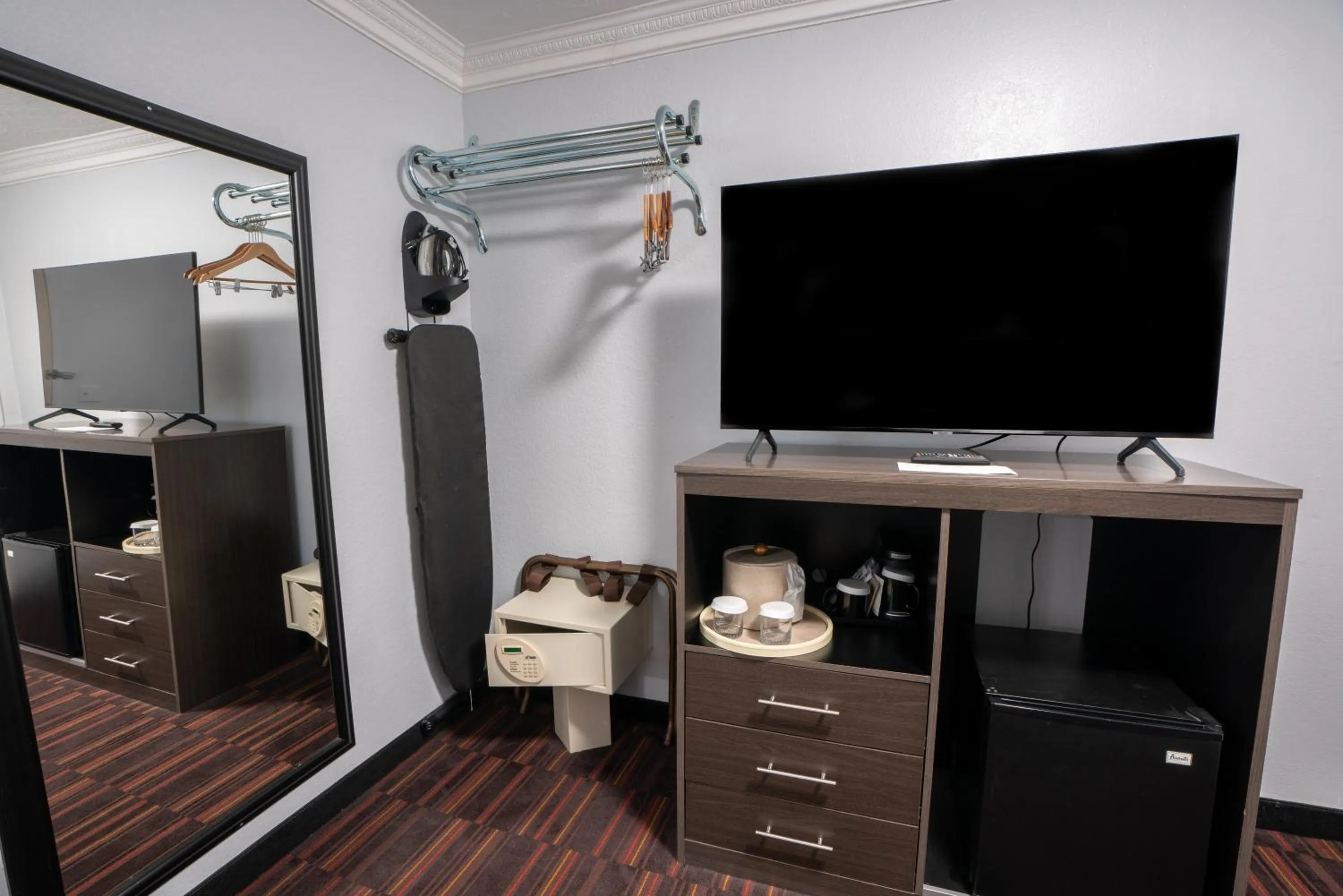 TV and multimedia in Hyannis Plaza Hotel