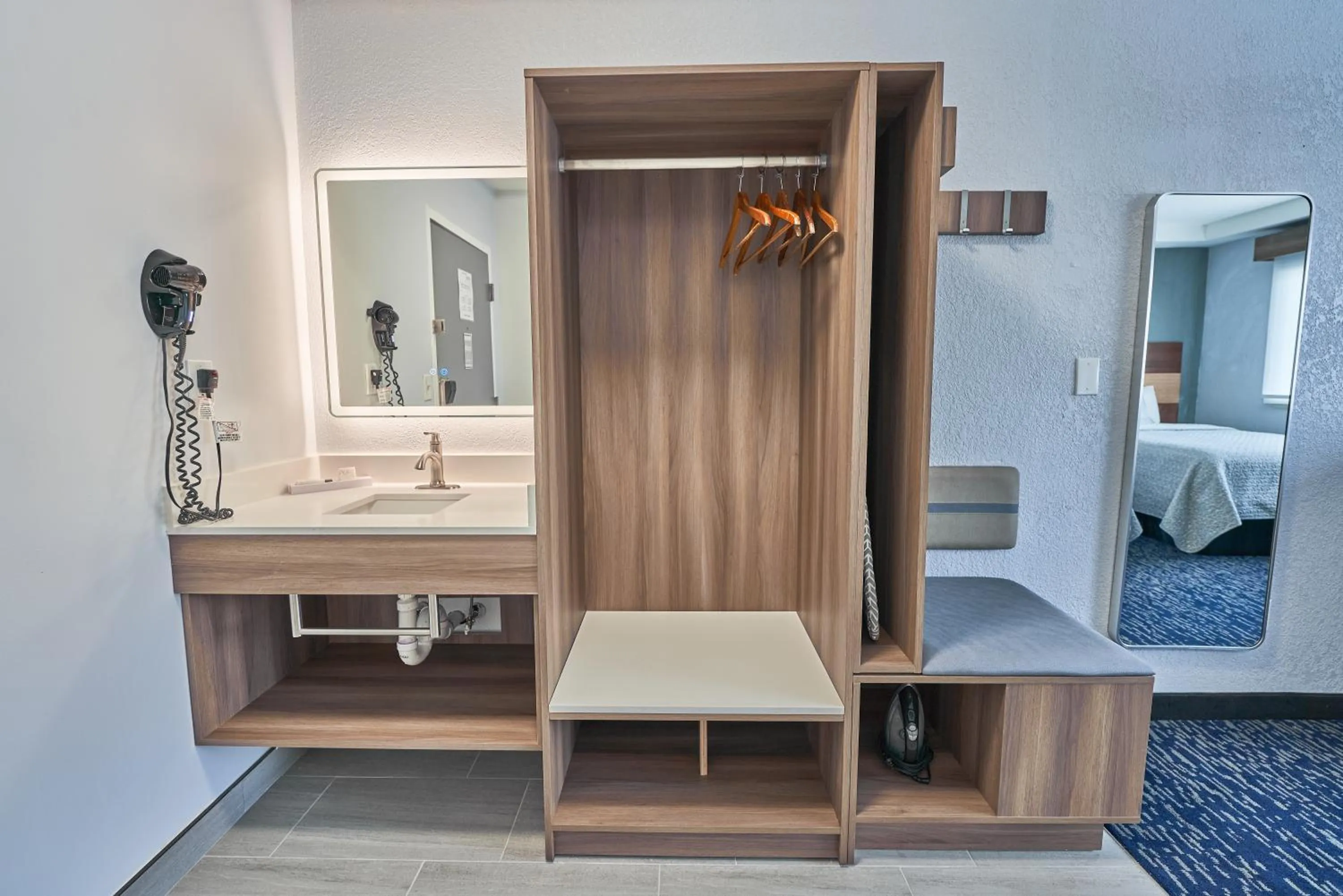 wardrobe, Bed in Hyannis Plaza Hotel