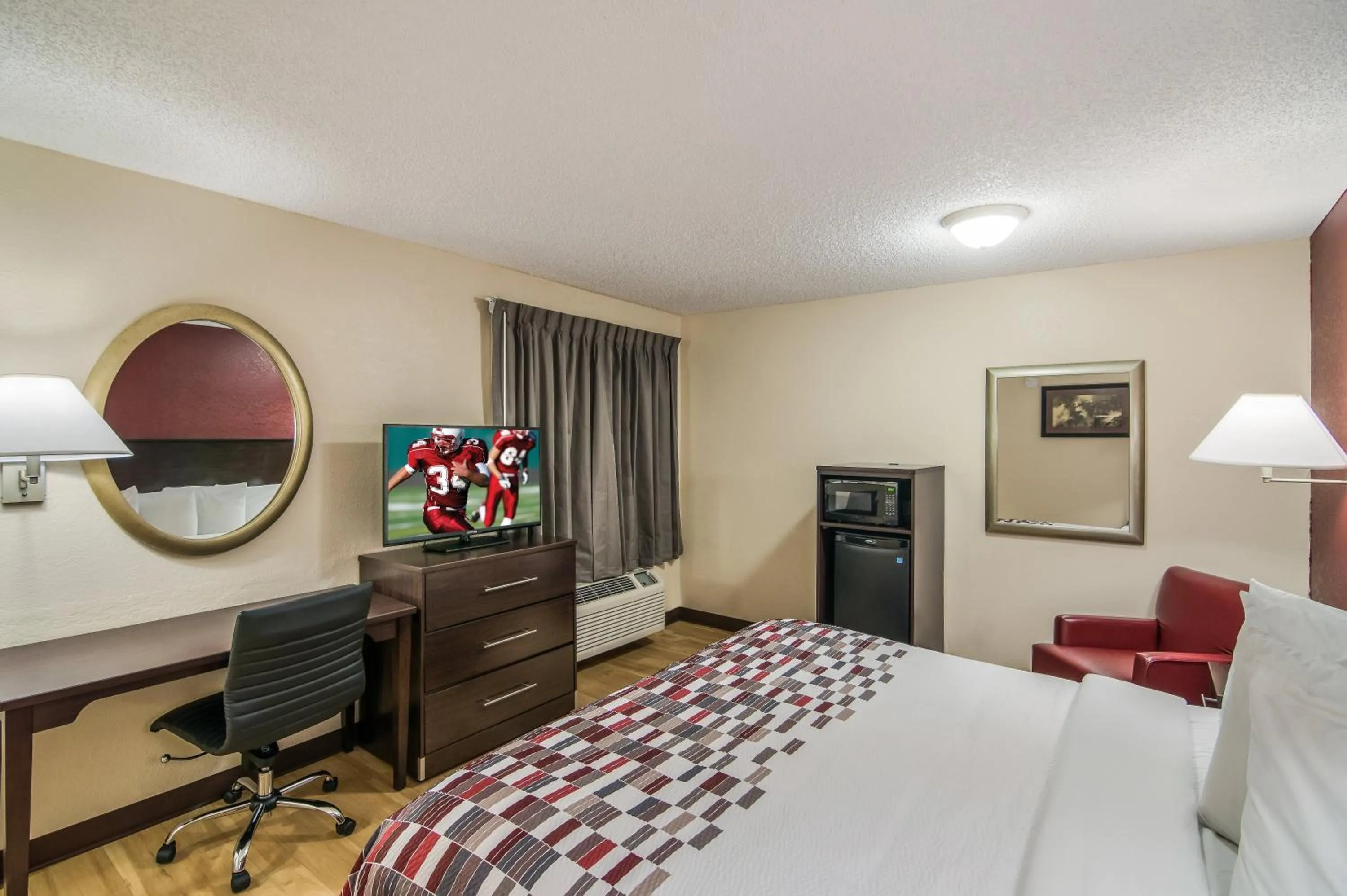 Photo of the whole room, Bed in Red Roof Inn & Suites Pensacola East - Milton
