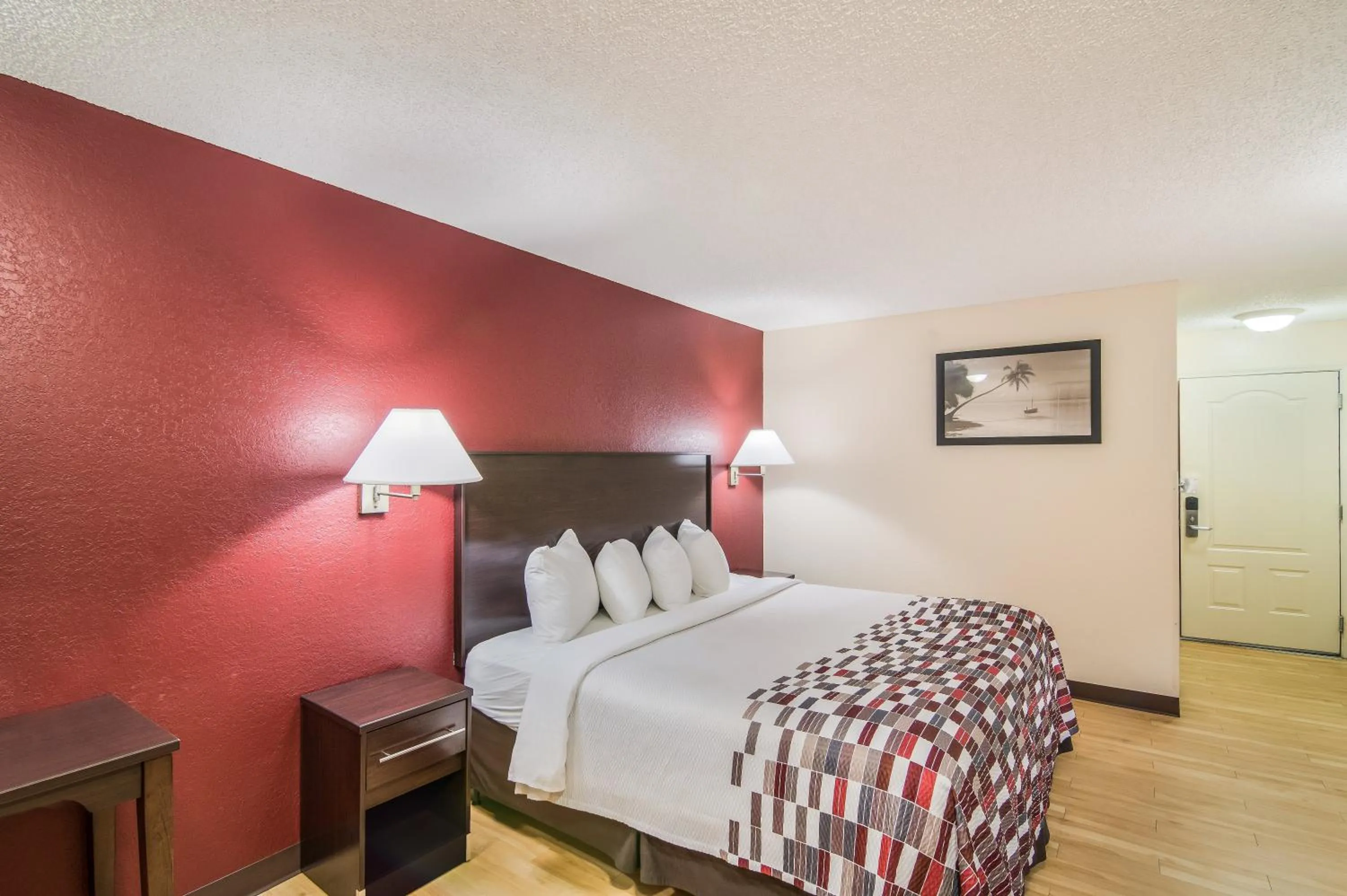 Bedroom, Bed in Red Roof Inn & Suites Pensacola East - Milton