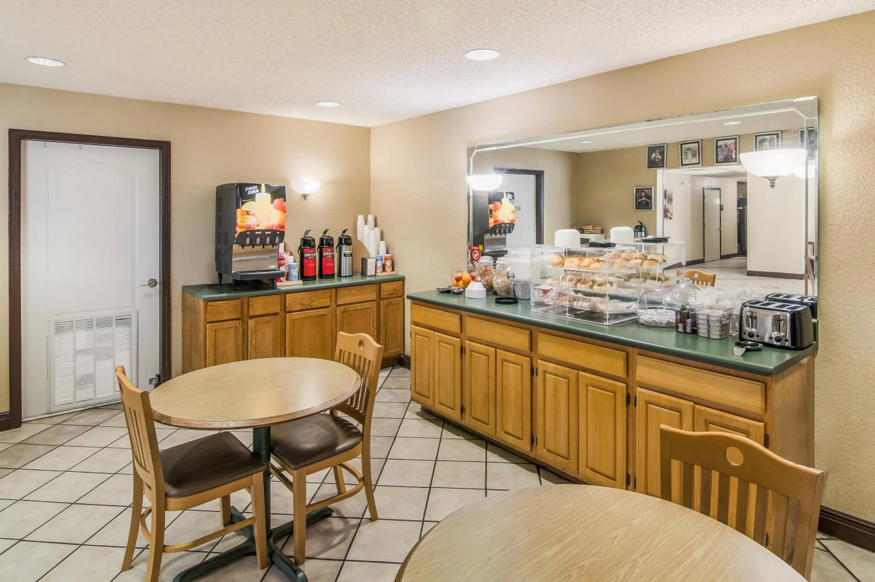 Breakfast in Red Roof Inn & Suites Pensacola East - Milton