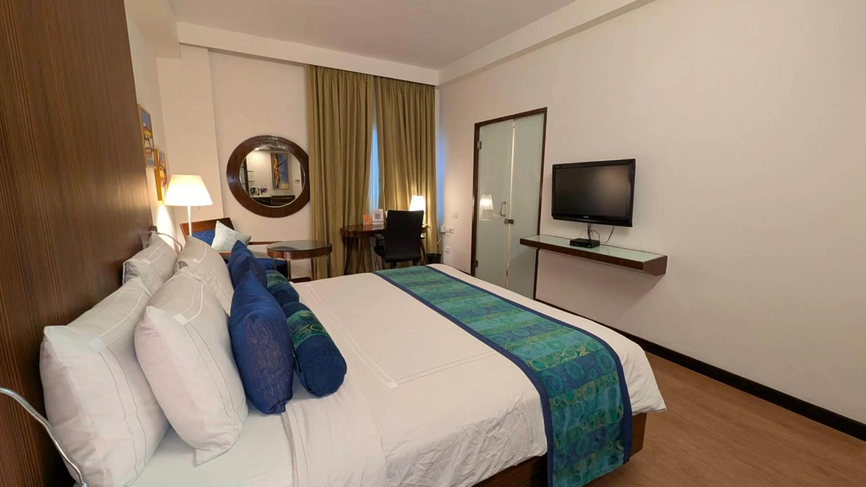 Communal lounge/ TV room, Bed in Pride Hotel, Chennai