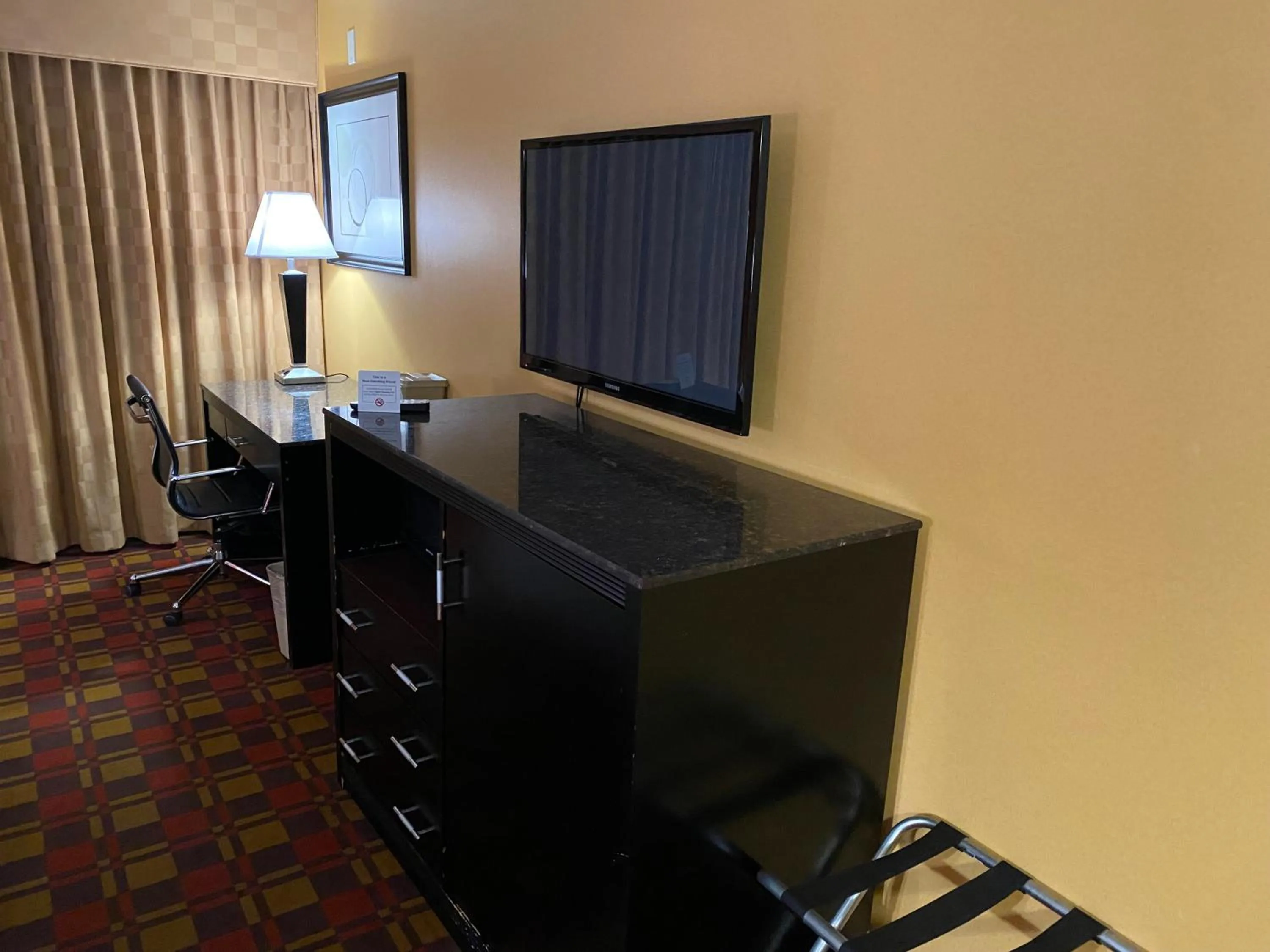 TV and multimedia in Ramada by Wyndham Rochelle Park Near Paramus