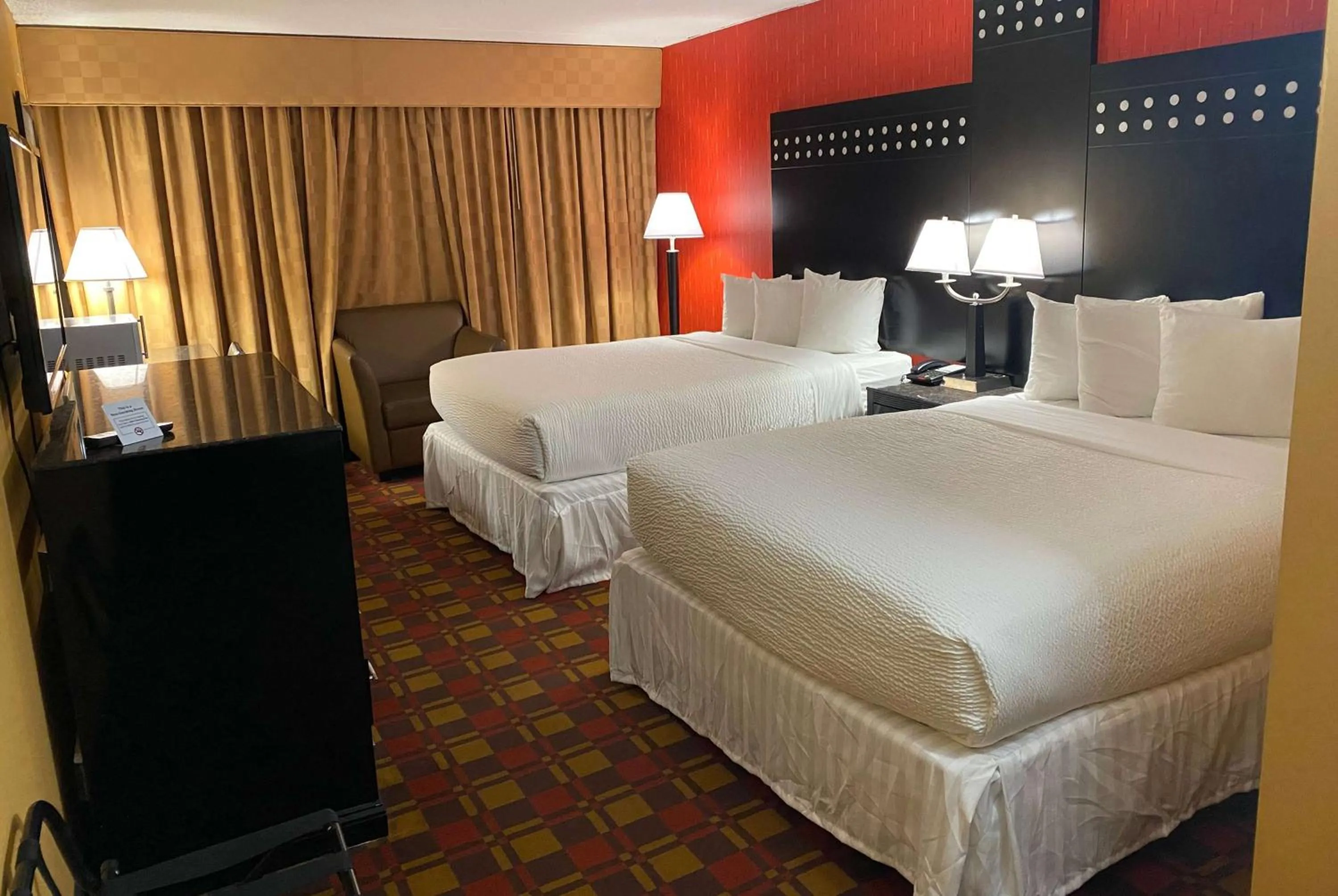 Photo of the whole room, Bed in Ramada by Wyndham Rochelle Park Near Paramus