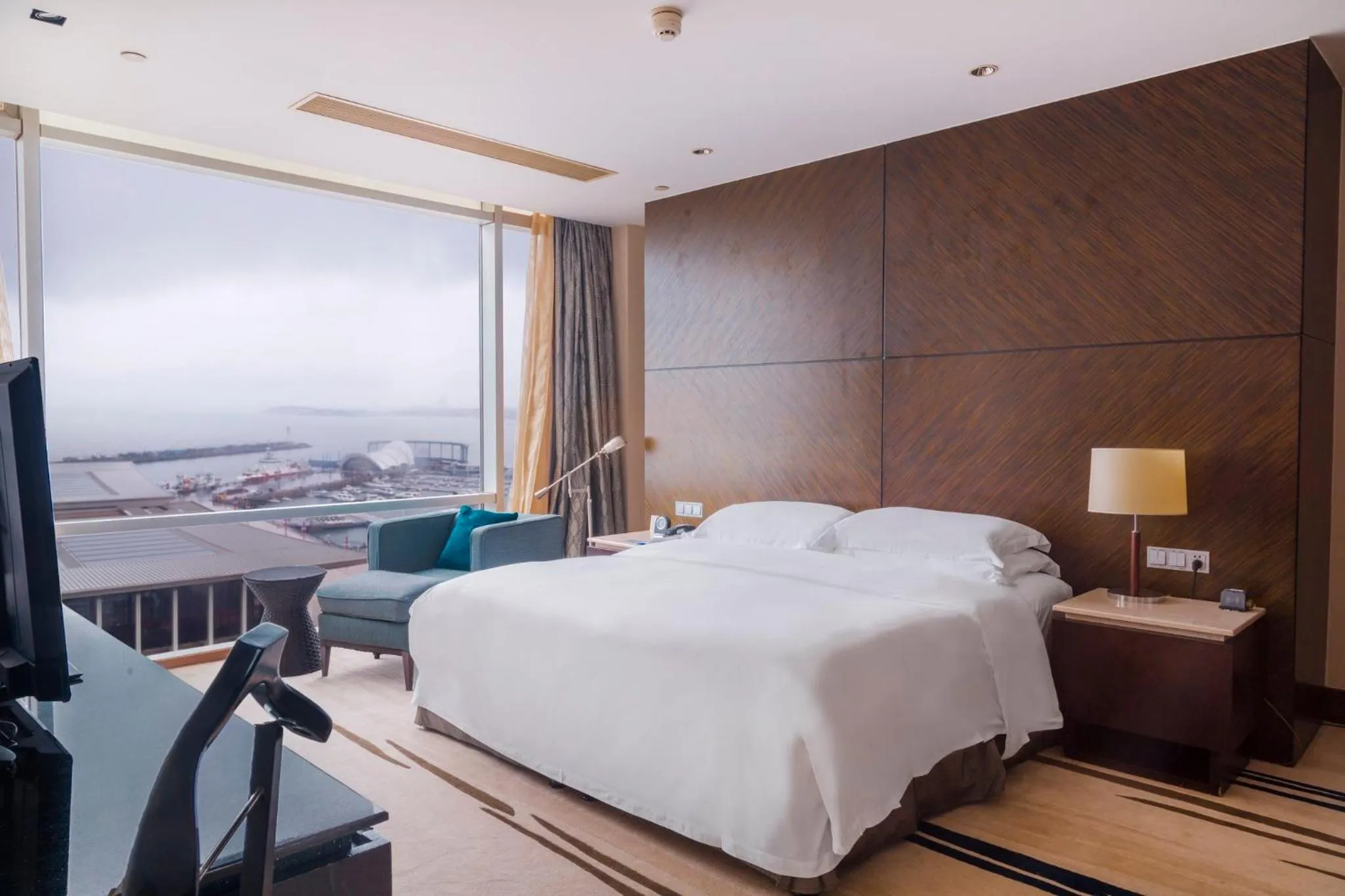 Photo of the whole room, Bed in InterContinental Qingdao by IHG