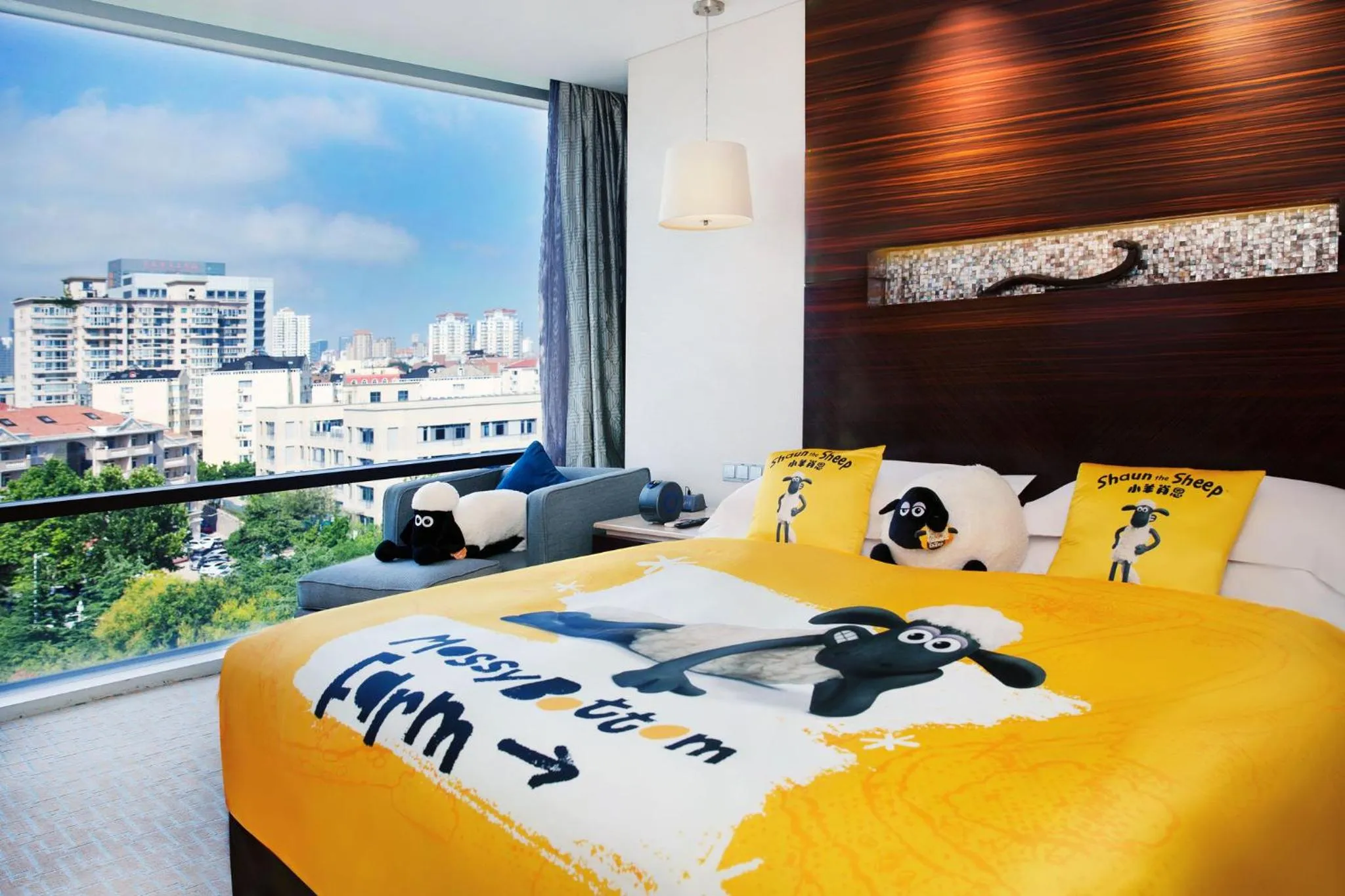 Photo of the whole room, Bed in InterContinental Qingdao by IHG