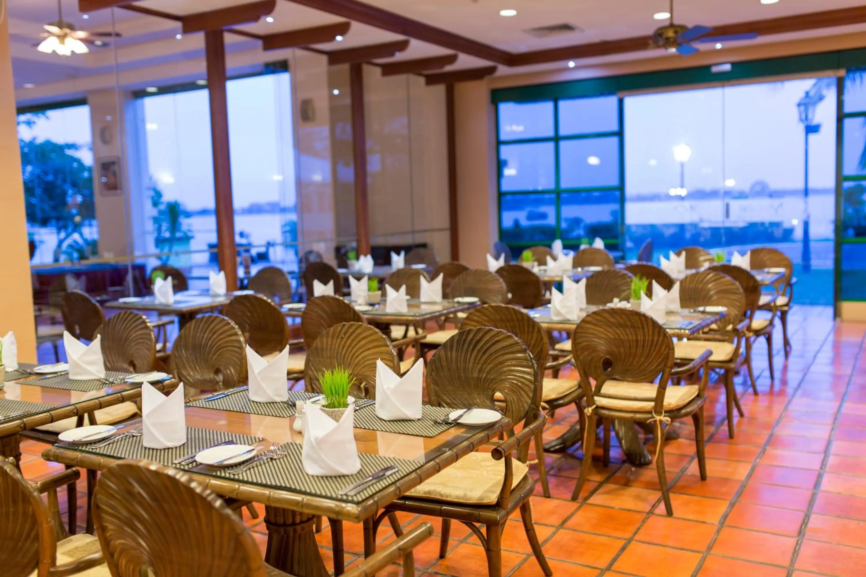 Restaurant/places to eat in Himawari Hotel Apartments